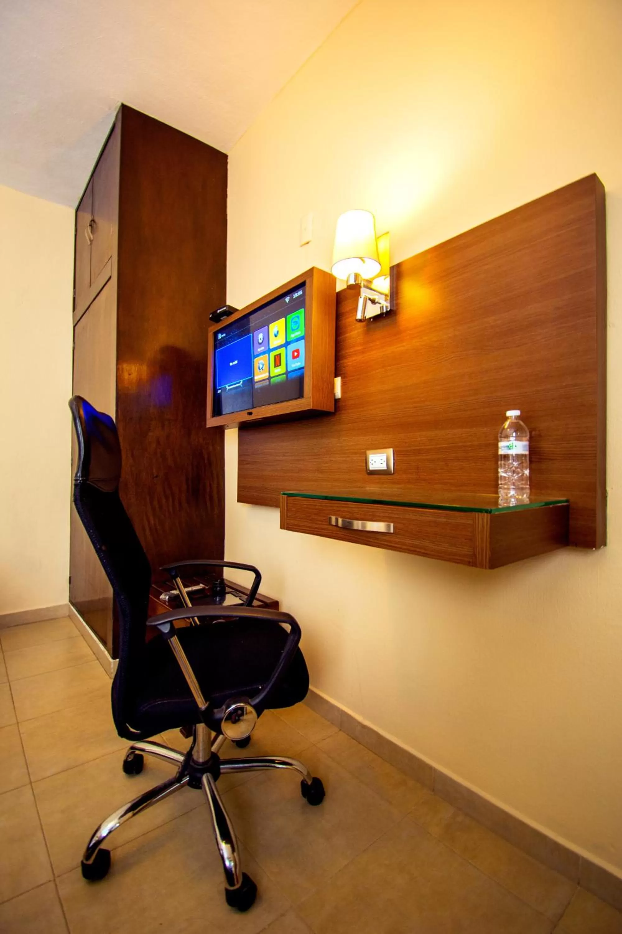 TV and multimedia in Hotel San Miguel, en el Centro - Desayuno Incluido