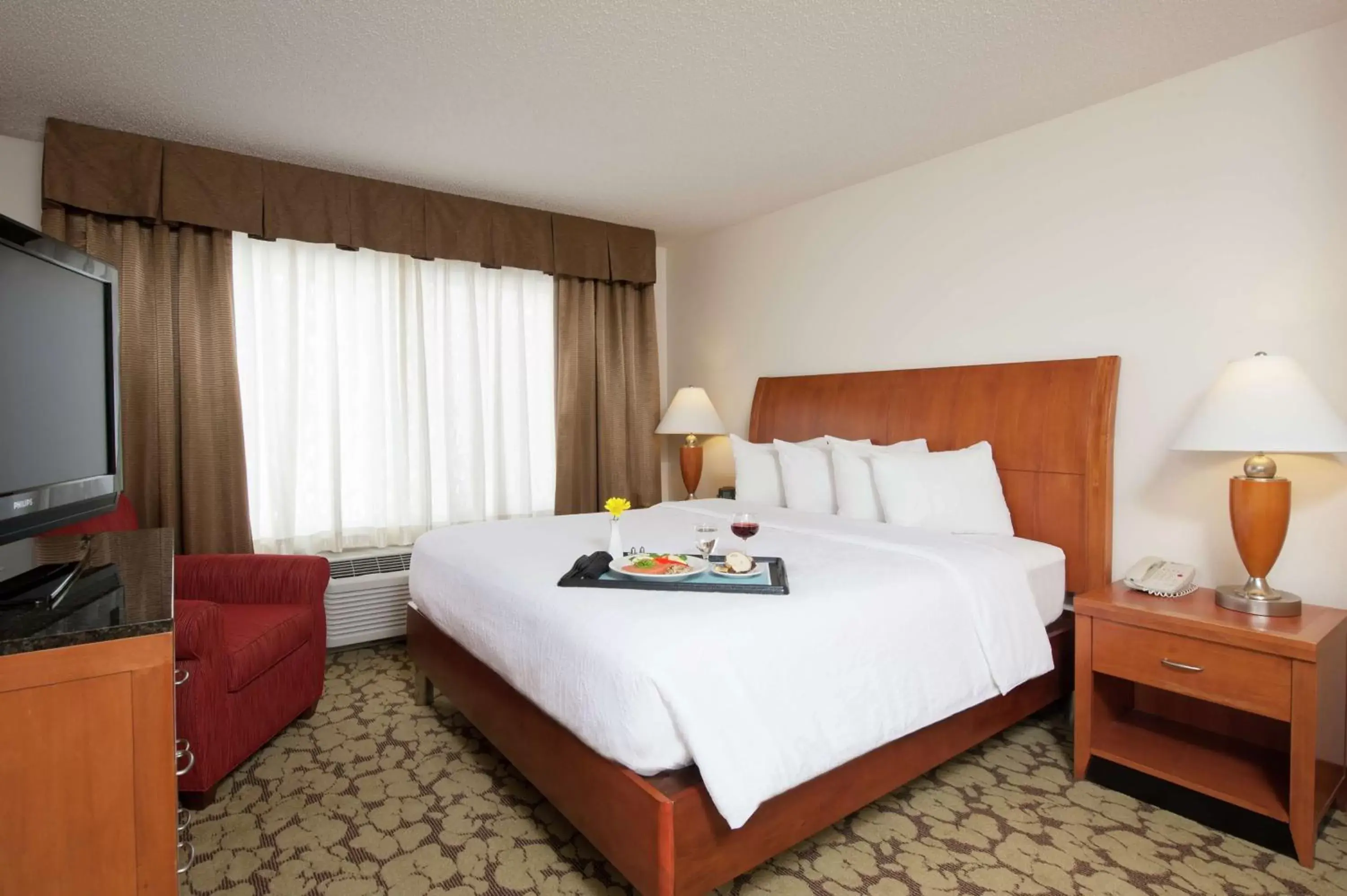 King Room with Roll-In Shower - Mobility/Hearing Accessible in Hilton Garden Inn St. Paul Oakdale King Room with Roll-In Shower - Mobility/Hearing Accessible in Hilton Garden Inn St. Paul Oakdale