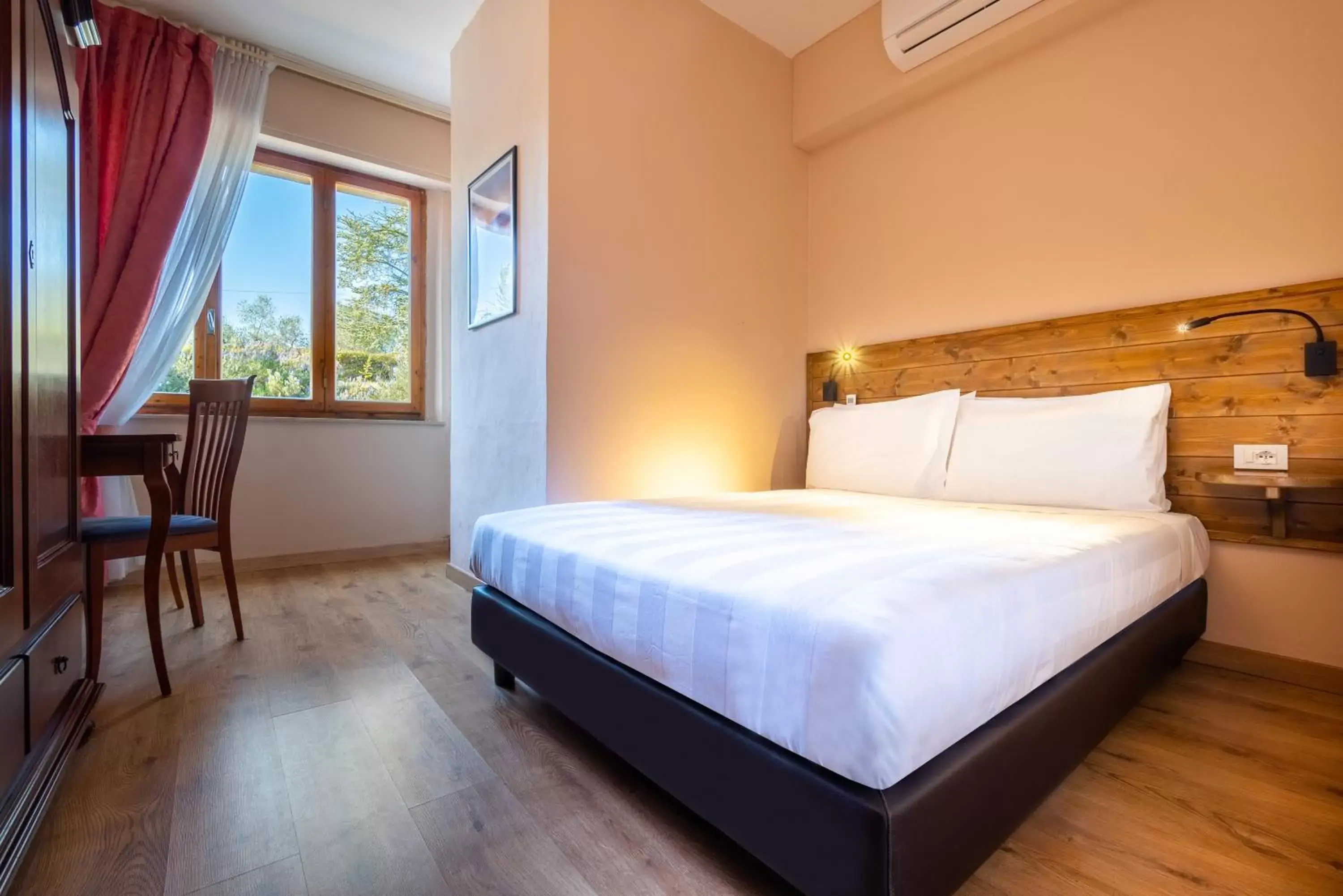 Bedroom, Bed in Certosa di Pontignano Residenza d'Epoca