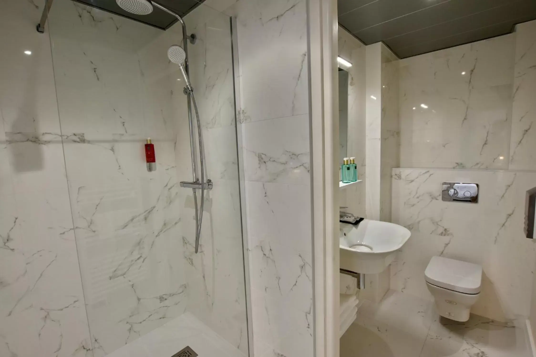 Shower, Bathroom in Hôtel Escale Oceania Lorient