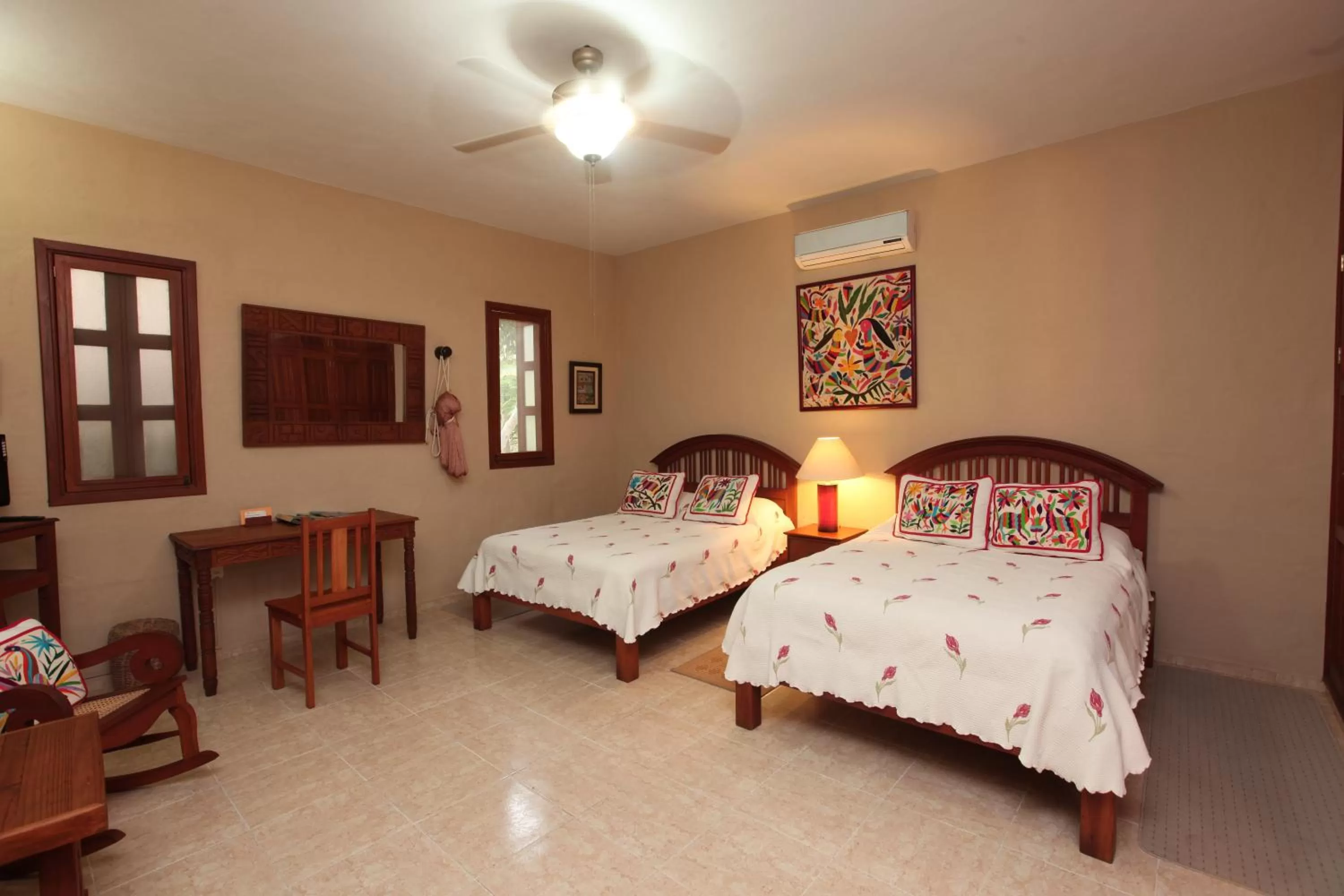 Photo of the whole room, Bed in Casa Quetzal Hotel