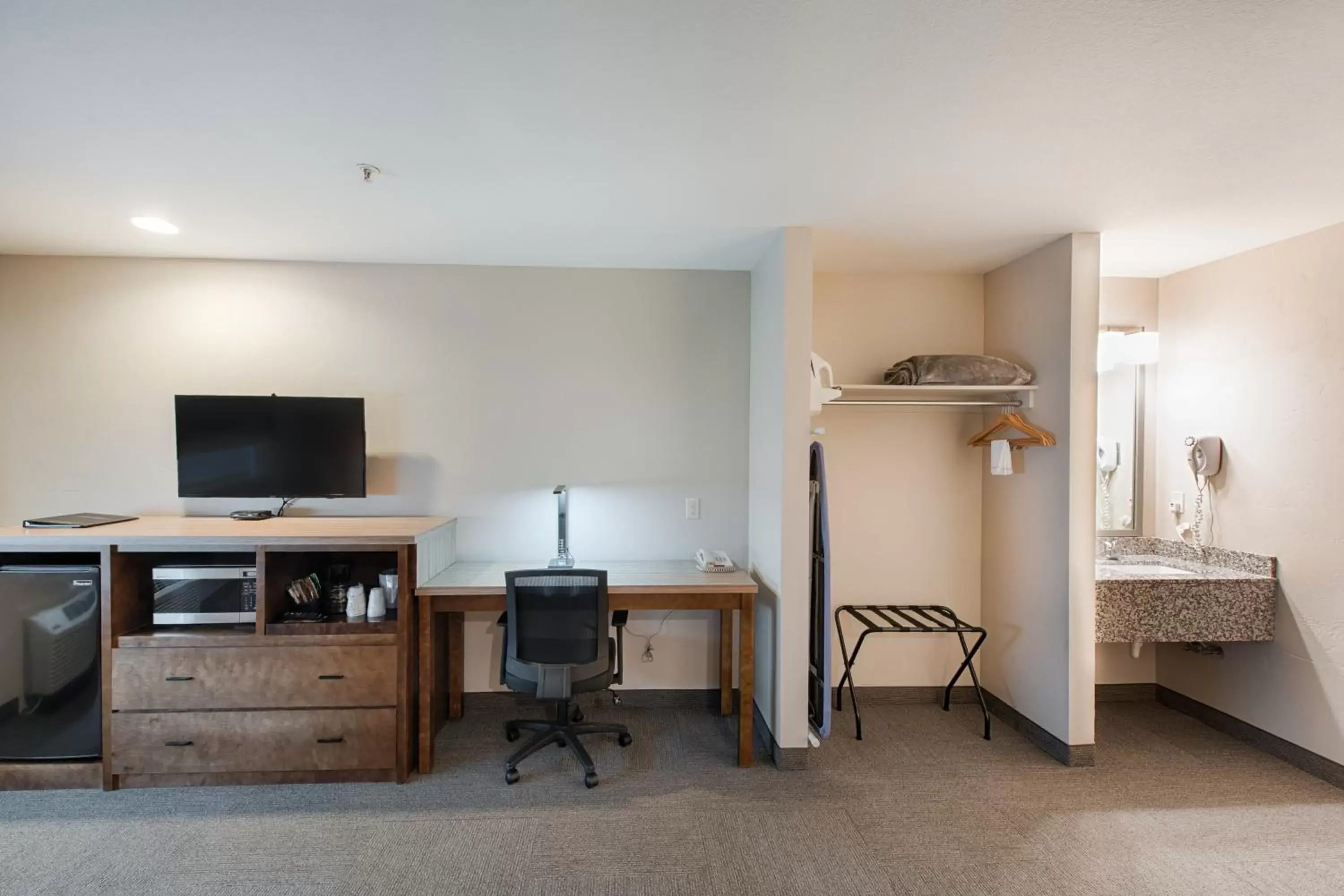 Bedroom, TV/Entertainment Center in Third Street Inn