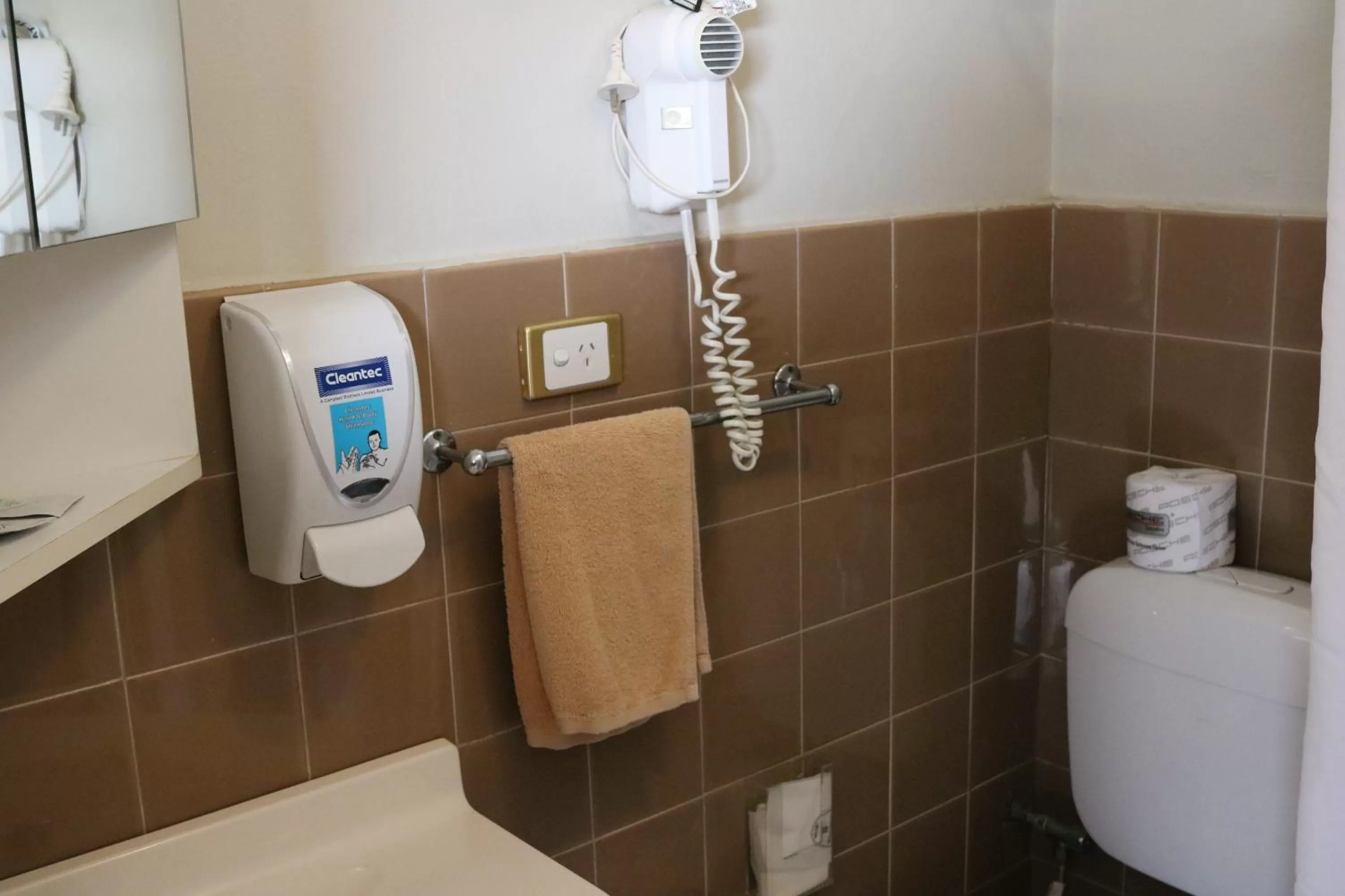 Bathroom in Hermitage Motel