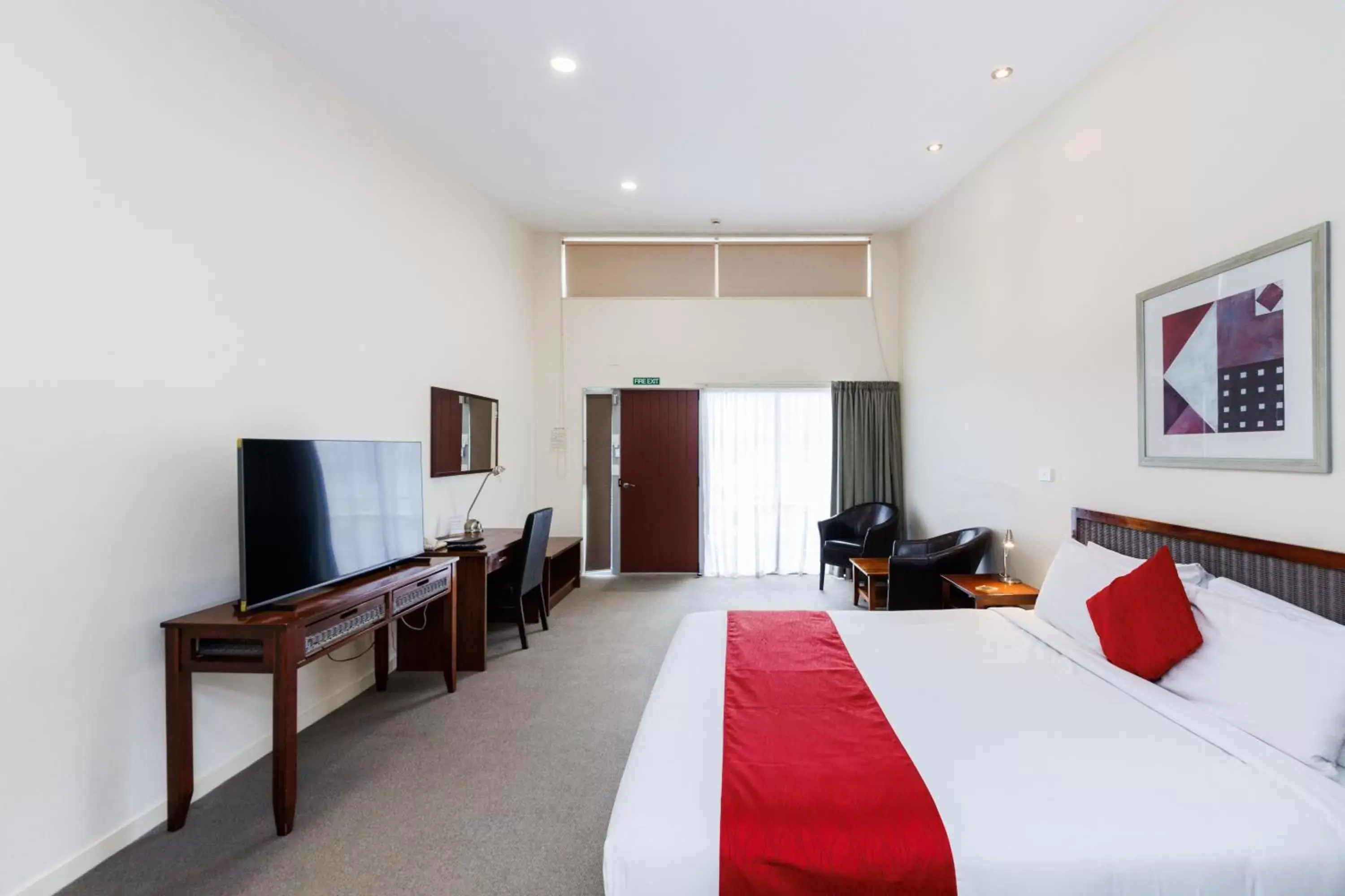 Bedroom, TV/Entertainment Center in Fitzherbert Regency Motor Lodge