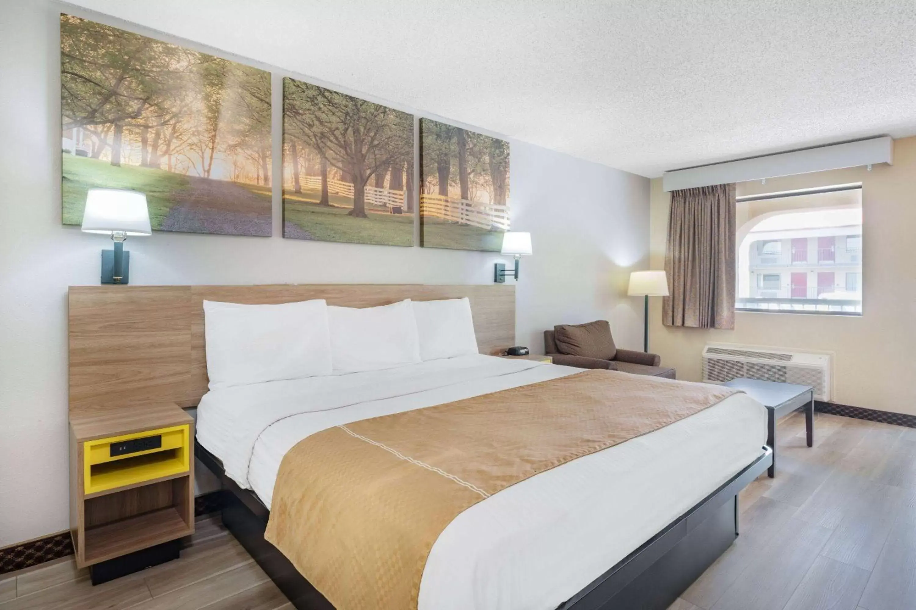 Photo of the whole room, Bed in Days Inn by Wyndham Macon I-475 Photo of the whole room, Bed in Days Inn by Wyndham Macon I-475