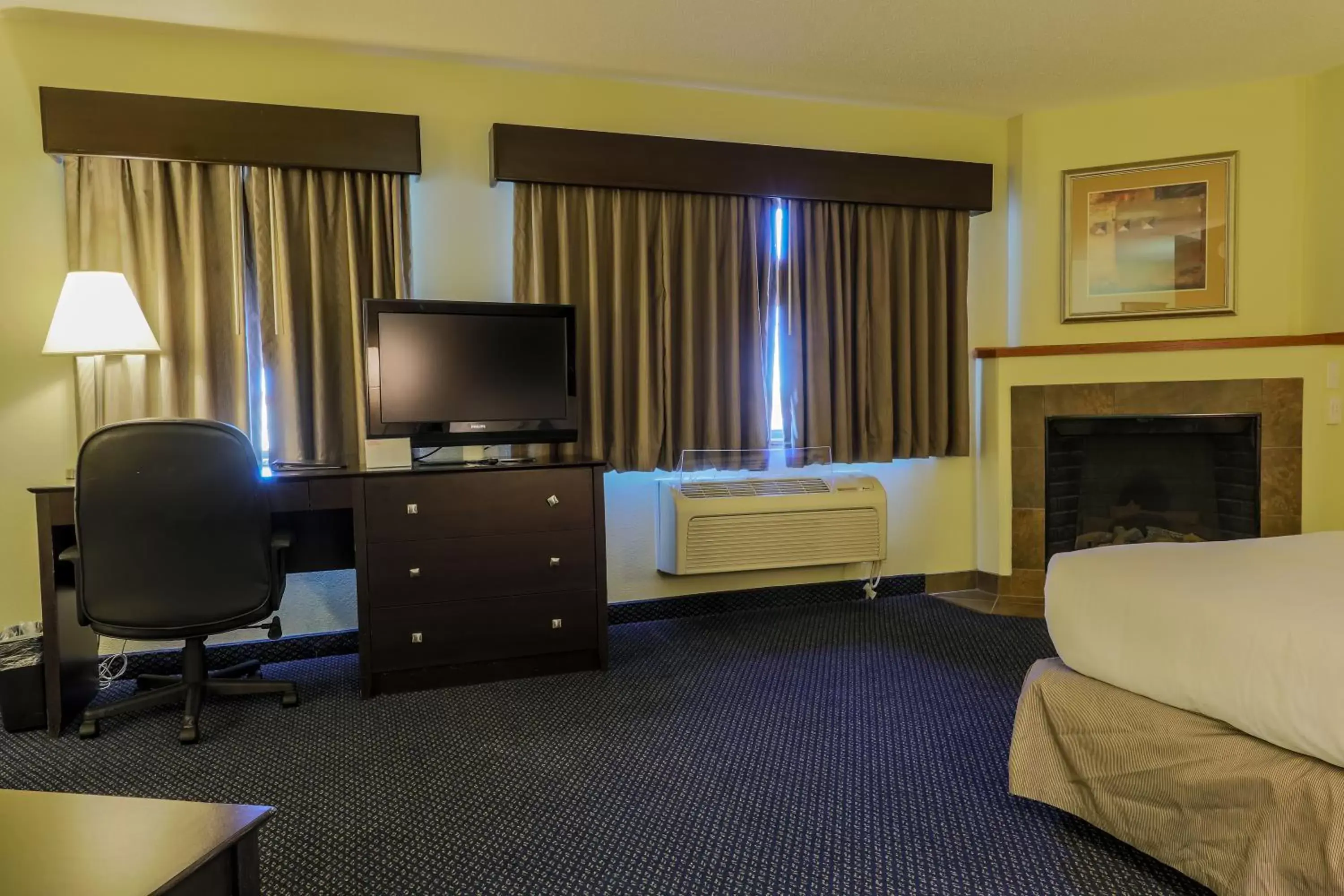 TV and multimedia, TV/Entertainment Center in AmericInn by Wyndham Lincoln South