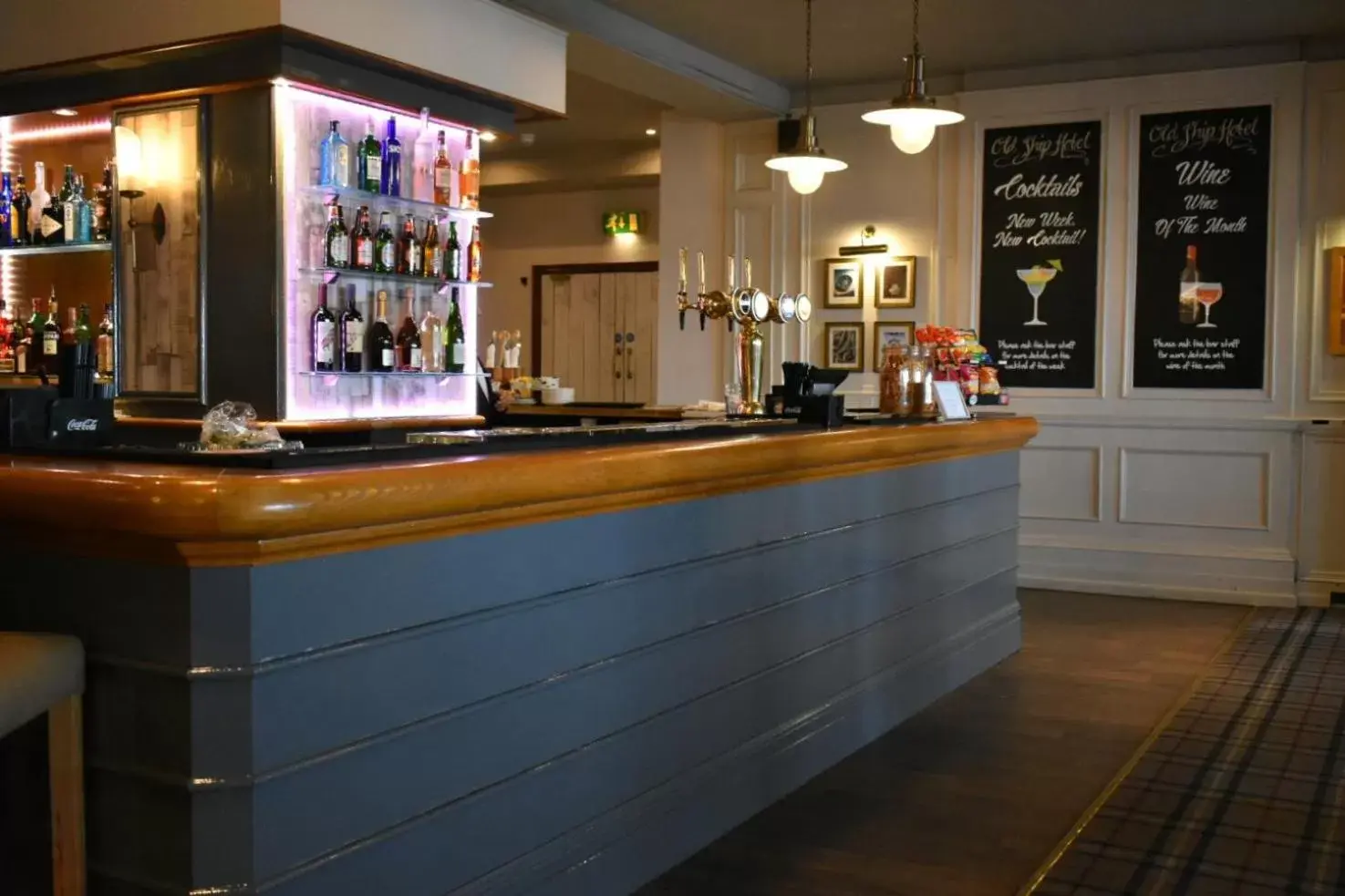 Dining area, Lounge/Bar in The Old Ship Hotel