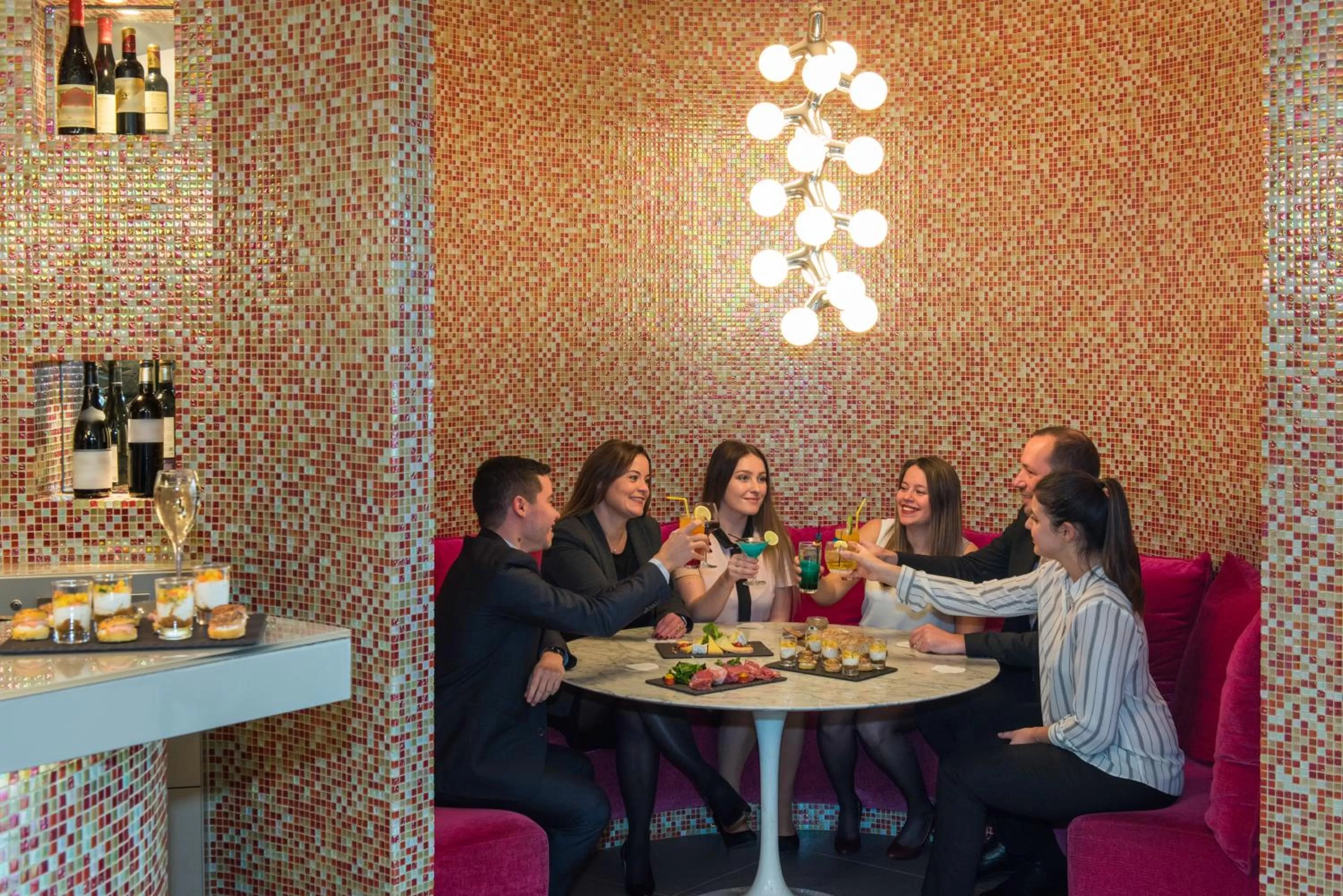 Lounge or bar in Mercure Paris Vaugirard Porte De Versailles