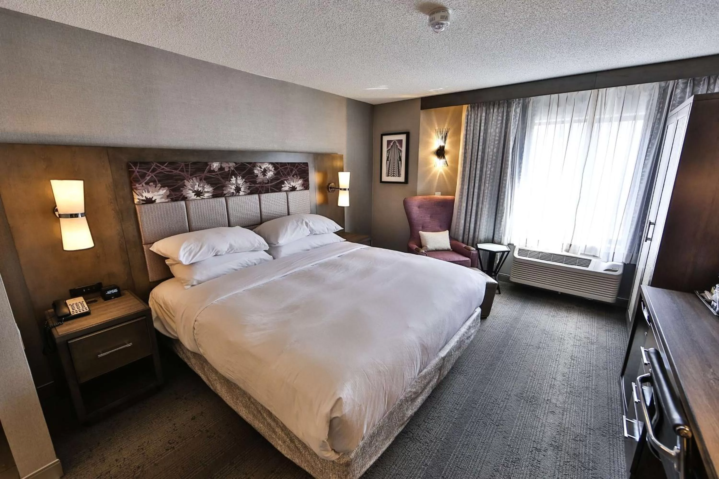 Living room, Bed in DoubleTree by Hilton Atlanta Alpharetta-Windward