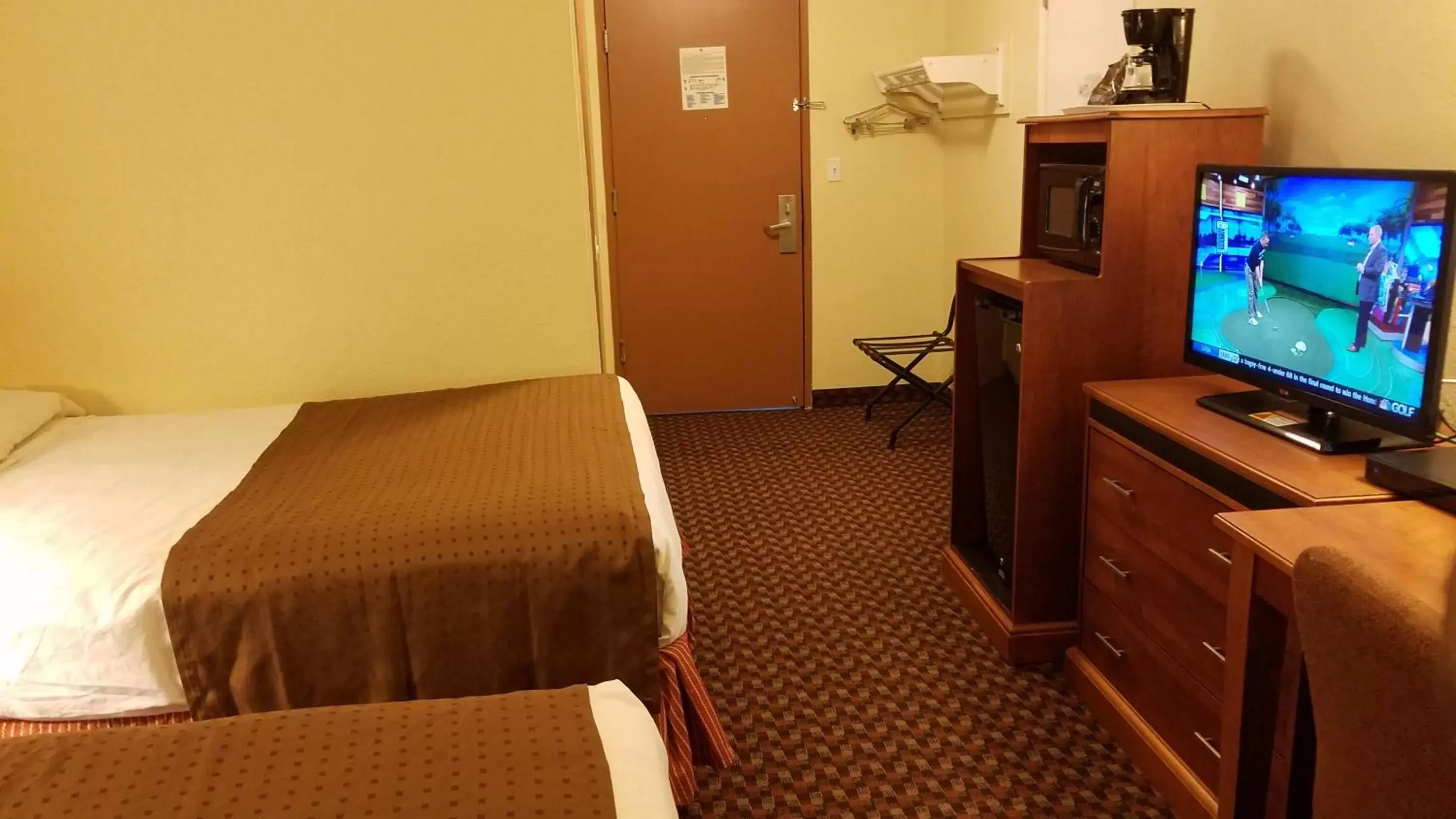 Bathroom, TV/Entertainment Center in Americas Best Value Inn - Lincoln Airport