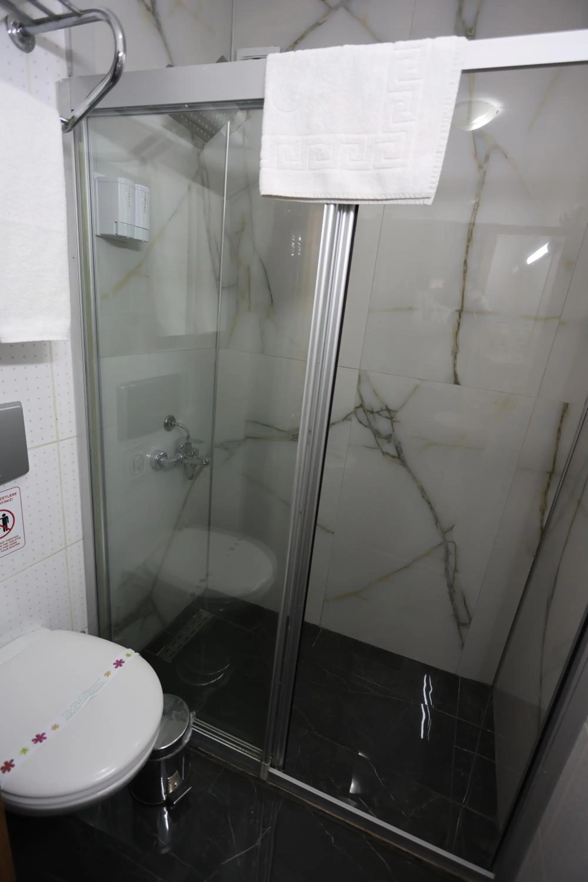 Toilet in Arven Hotel