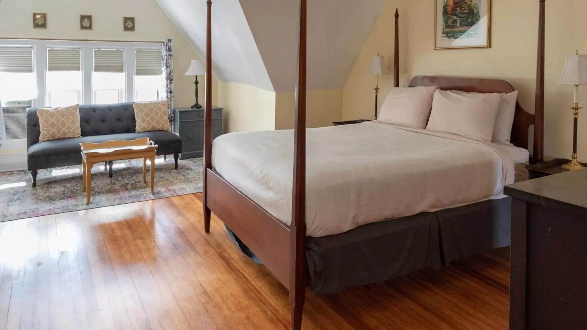 Seating area, Bed in William Henry Miller Inn