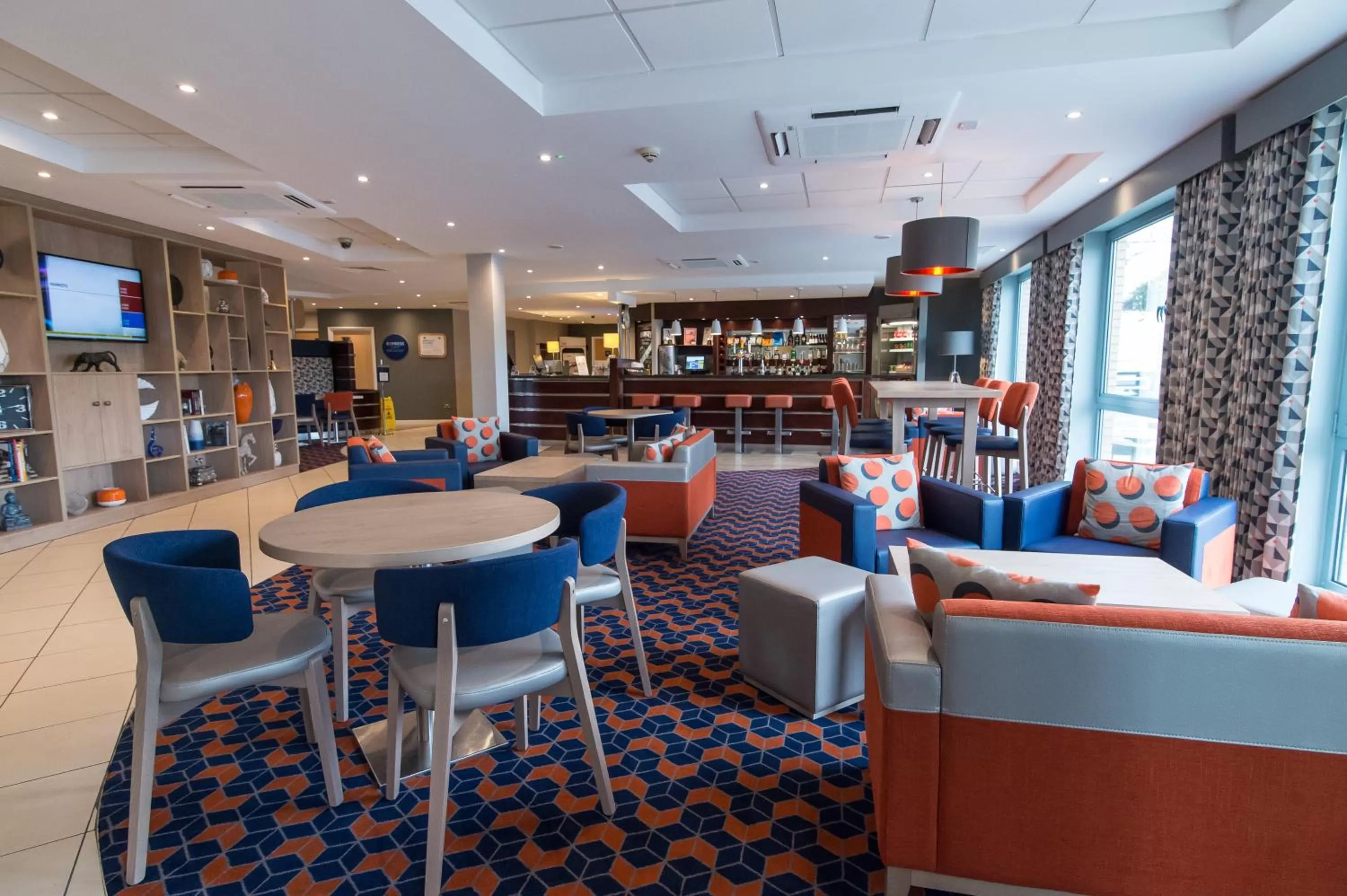 Lounge or bar in Holiday Inn Express Dunfermline by IHG