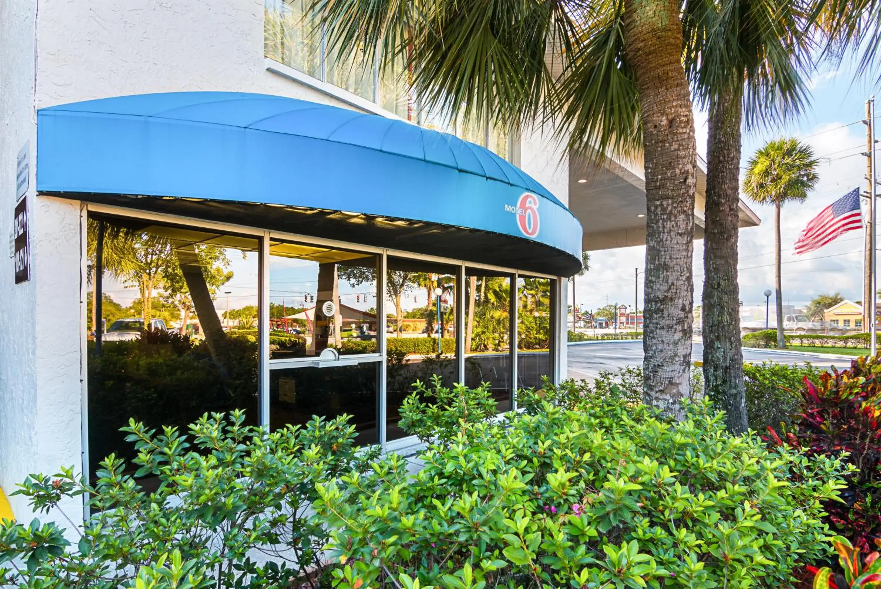 Facade/entrance, Garden in Motel 6-Tampa, FL - Fairgrounds