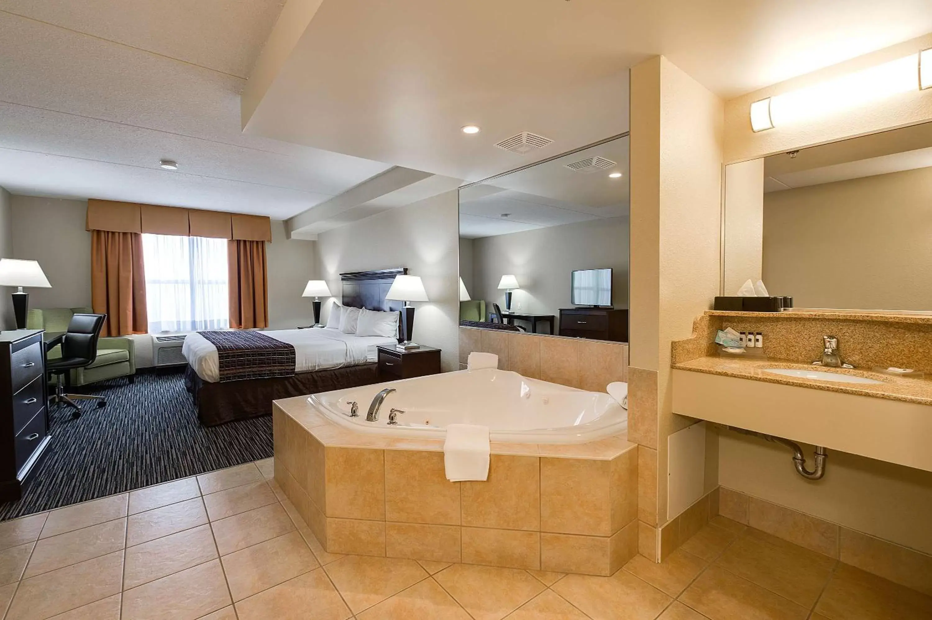 Photo of the whole room, Bathroom in Country Inn & Suites by Radisson, Niagara Falls, ON