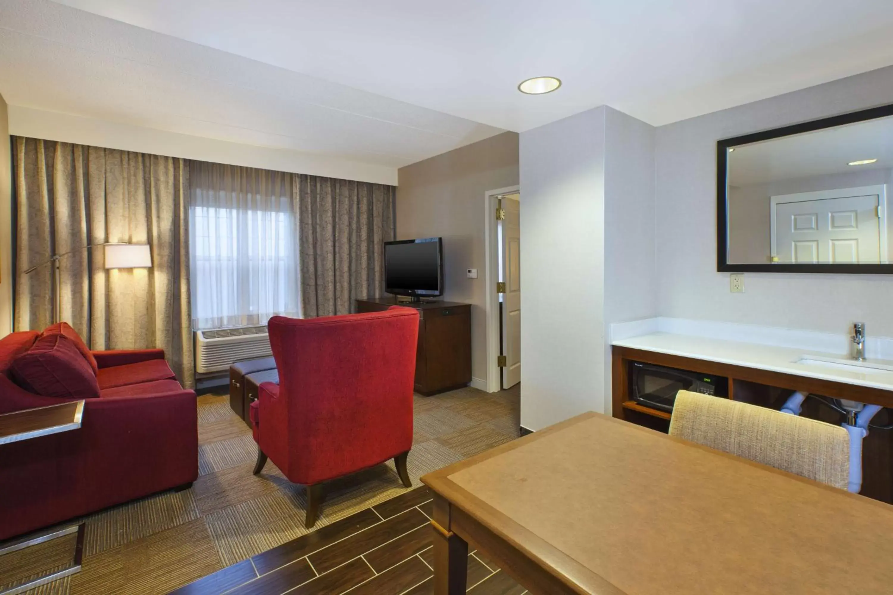 Bed, Seating Area in Hampton Inn & Suites Providence-Warwick Airport