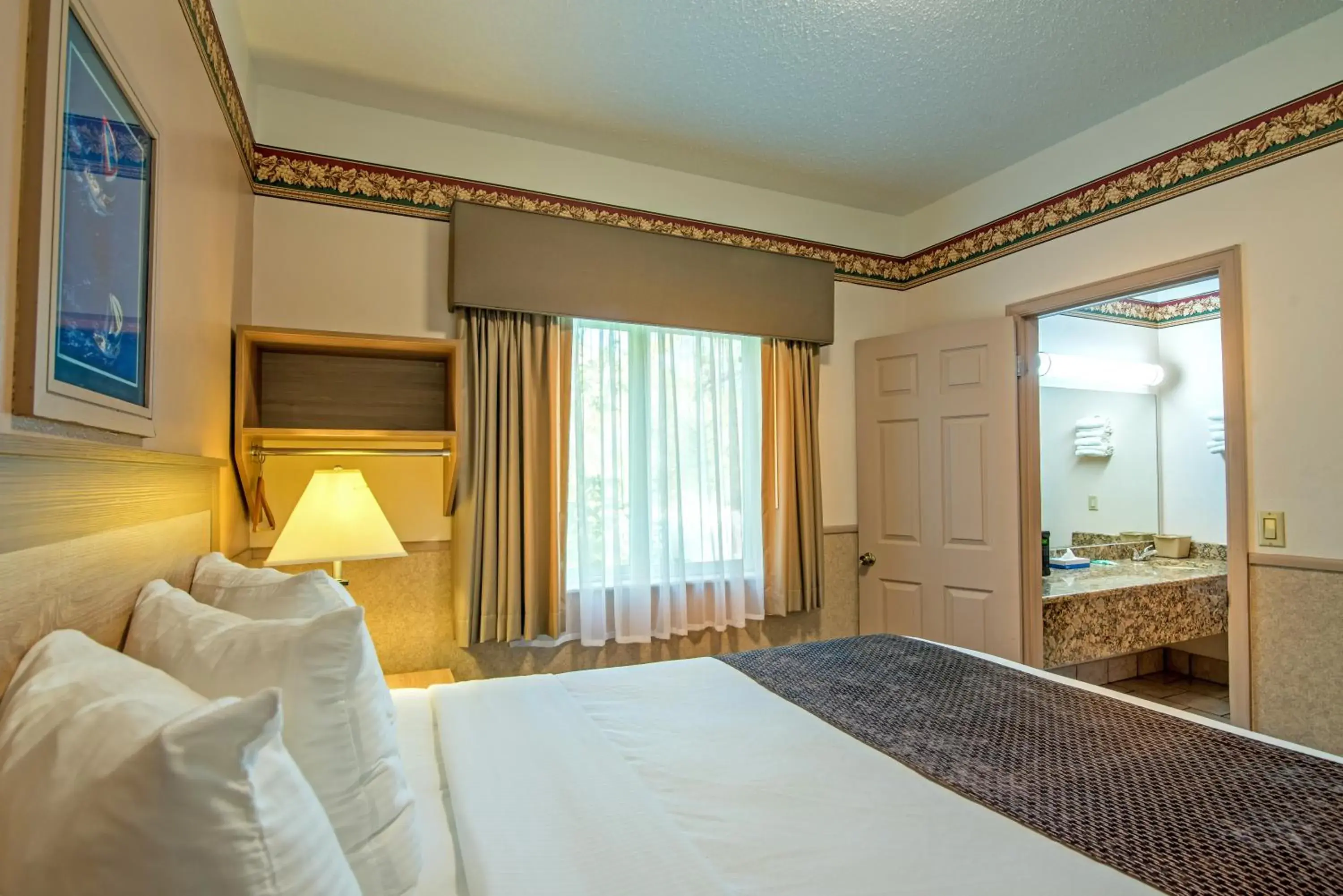 Bedroom, Bed in Silver Spruce Inn