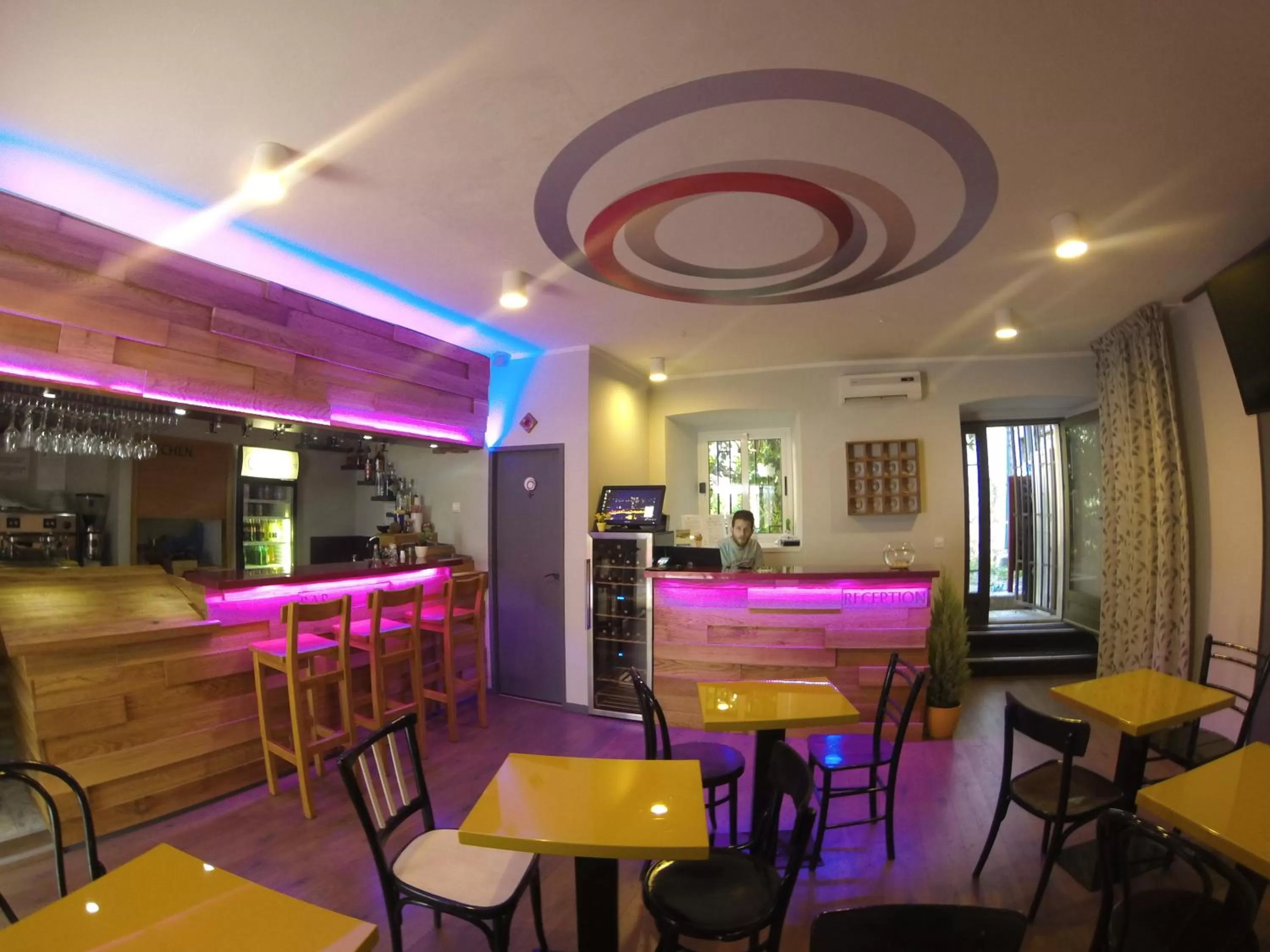 Restaurant/places to eat in Central Apartments Integrated Hotel