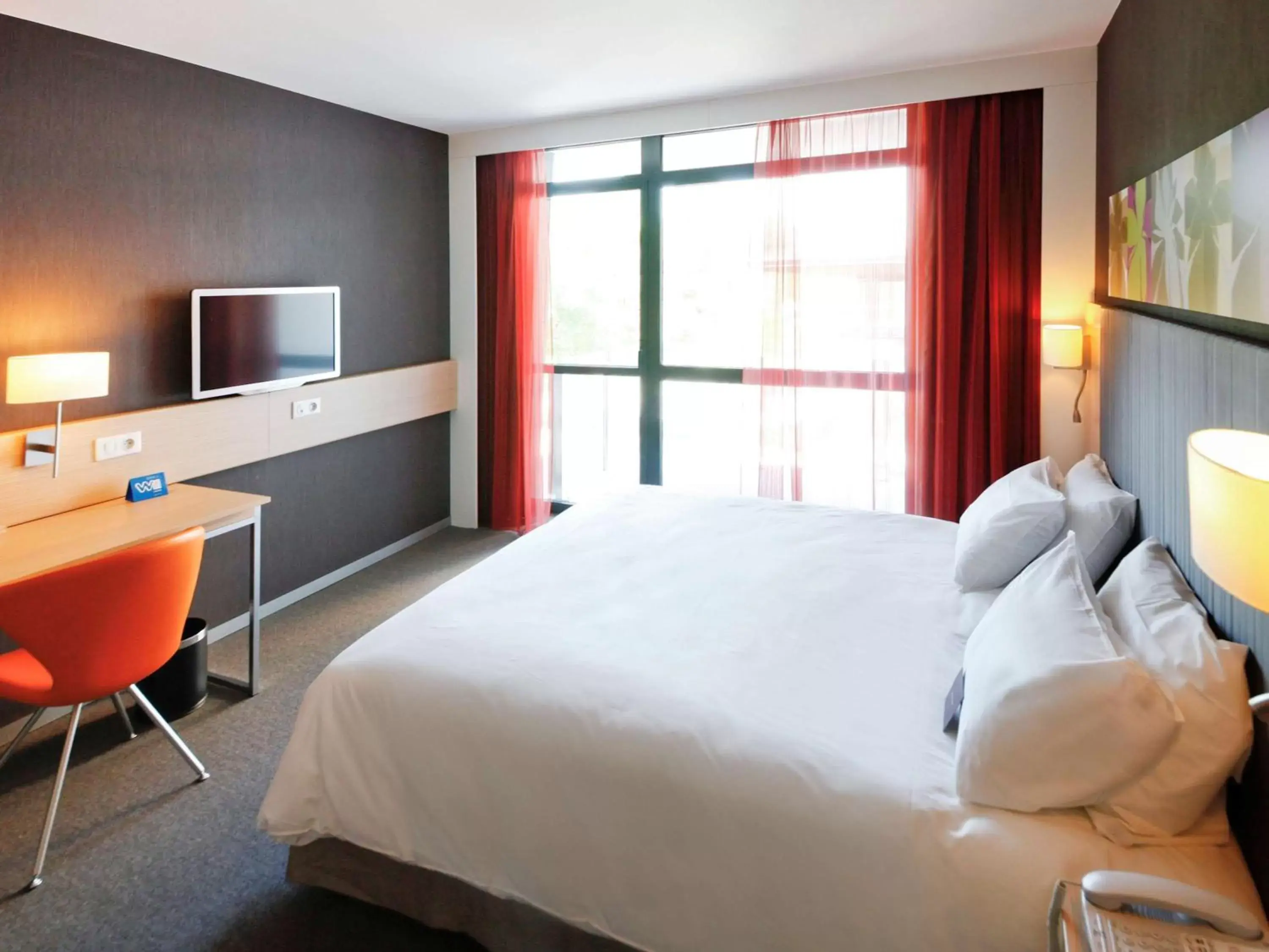 Photo of the whole room, Bed in Mercure Valenciennes Centre