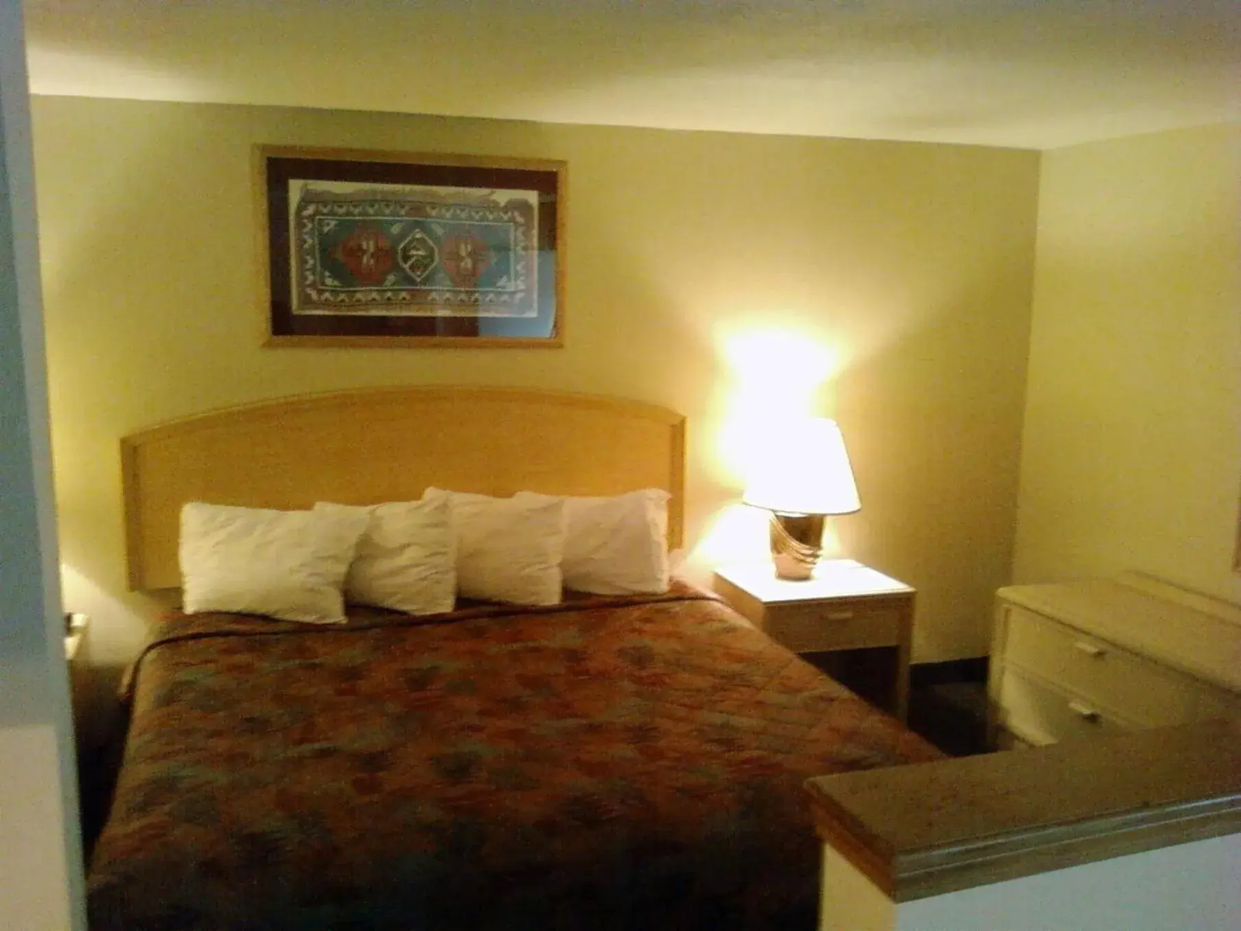 Photo of the whole room, Bed in Will Rogers Inn