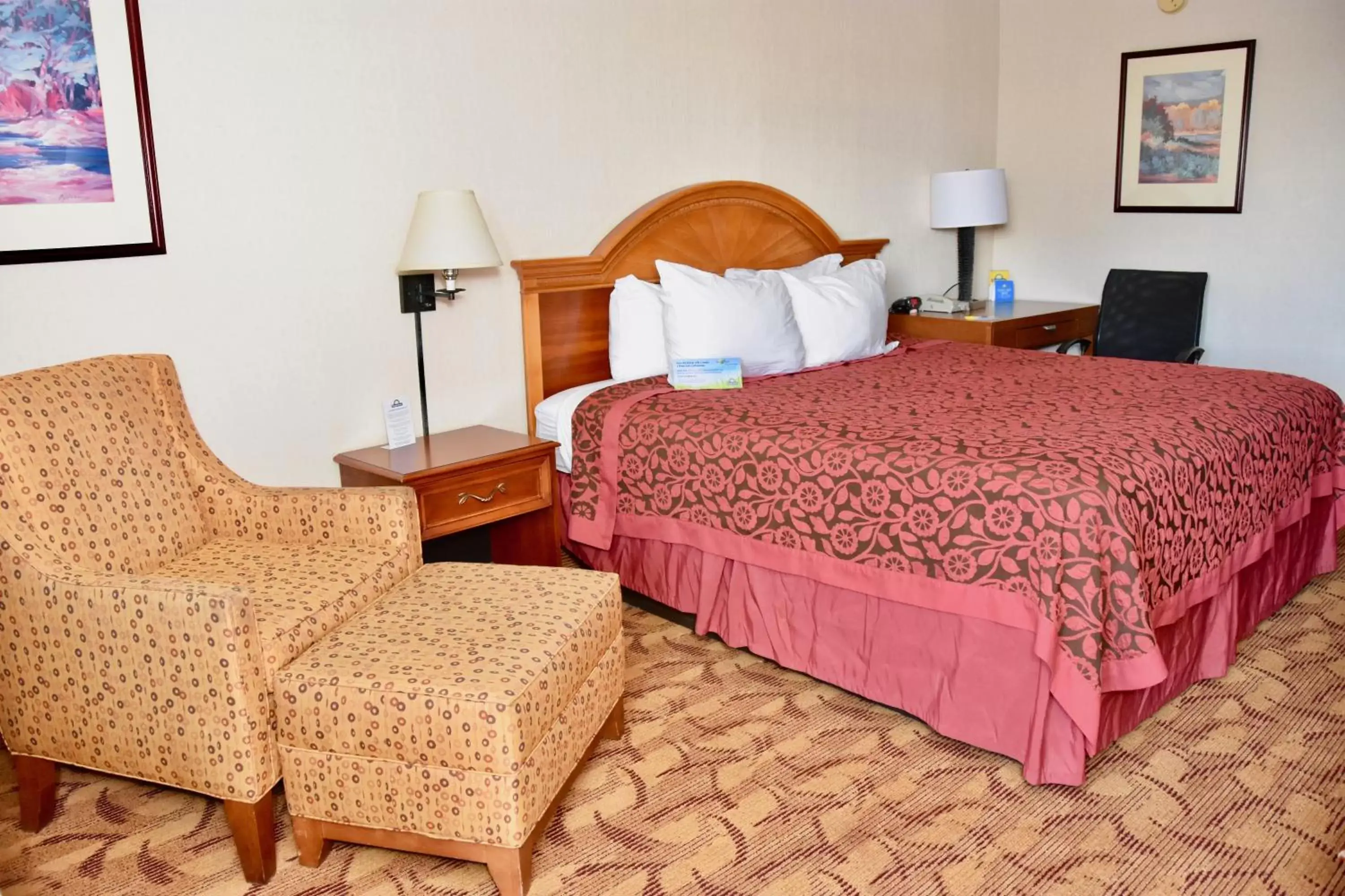 Bed in Days Inn by Wyndham Las Cruces