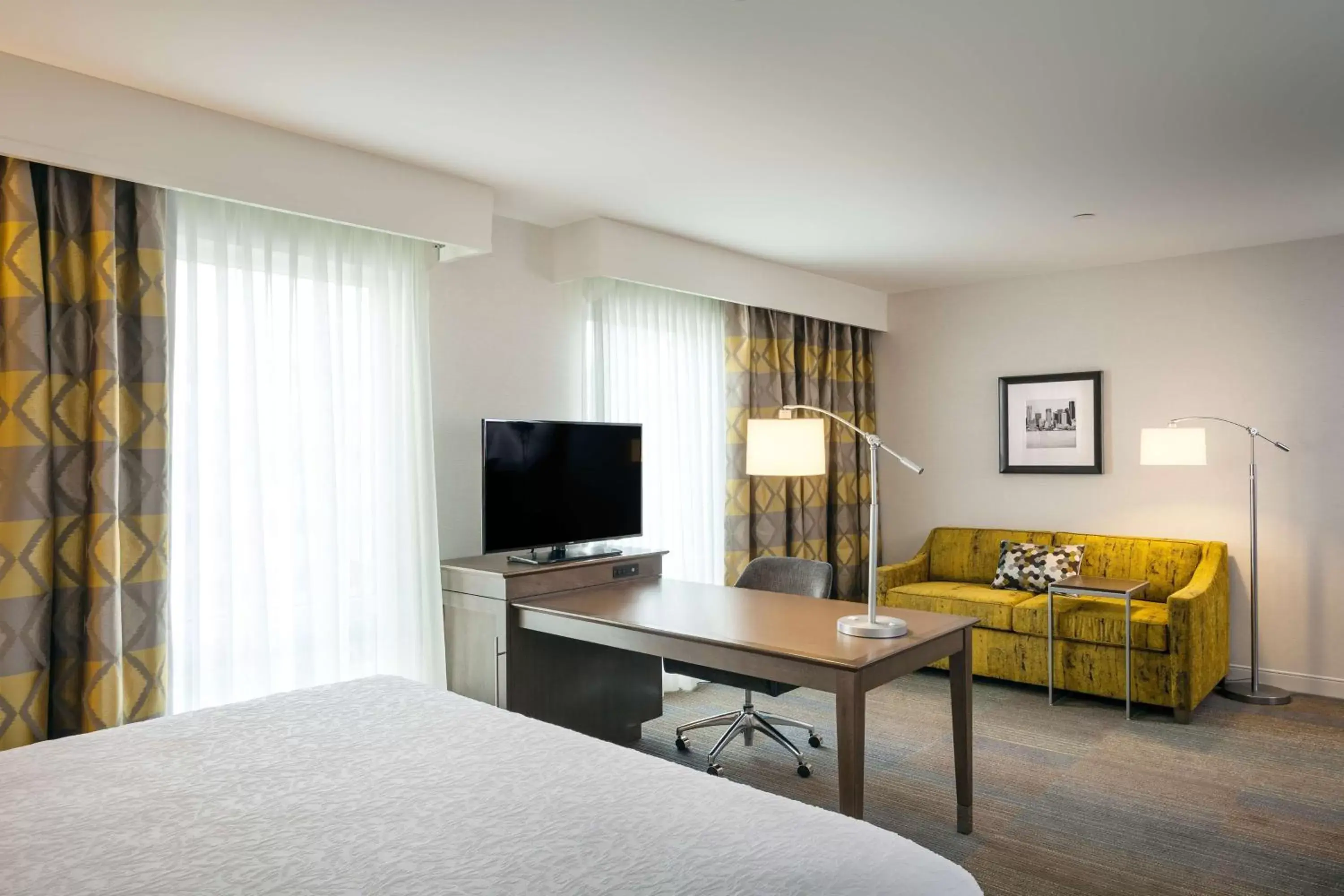 Bed, TV/Entertainment Center in Hampton Inn & Suites by Hilton Seattle/Northgate