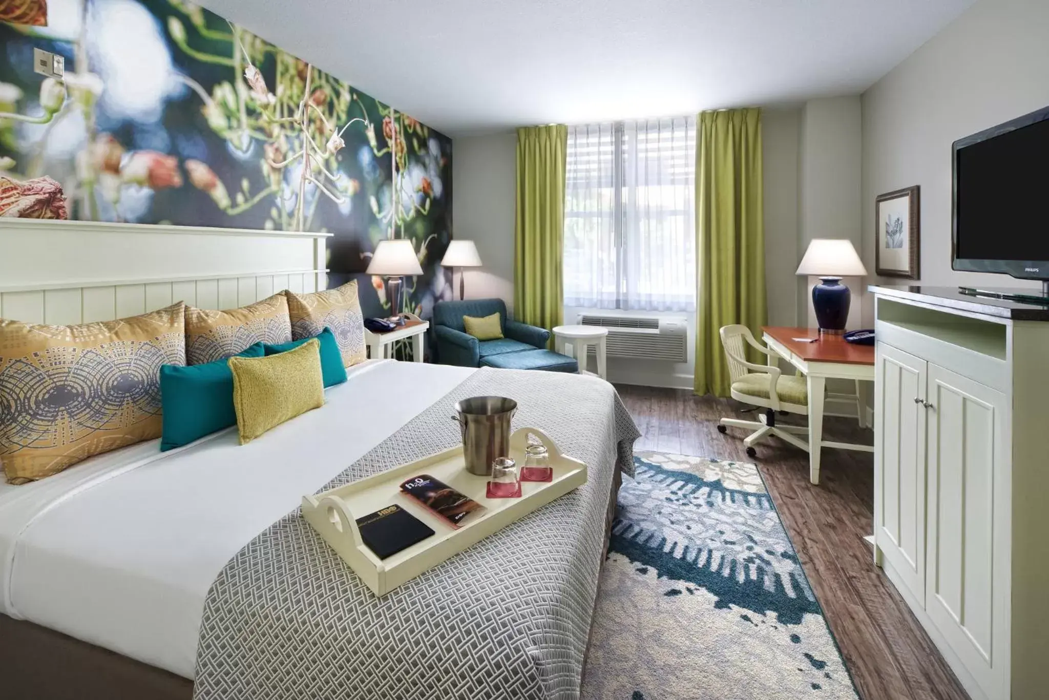Photo of the whole room, Seating Area in Hotel Indigo - Sarasota, an IHG Hotel