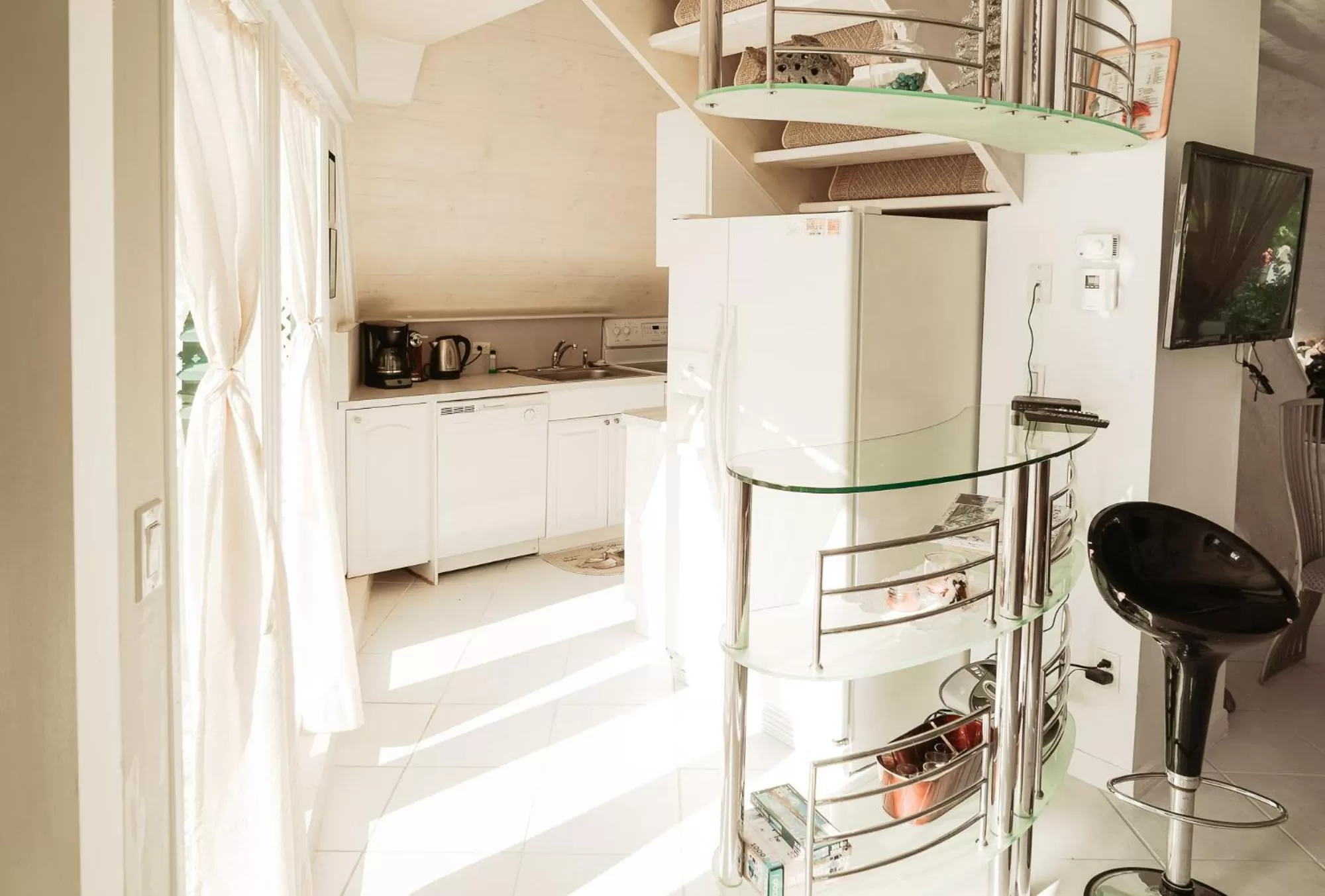 Kitchen or kitchenette in Pyramids in Florida