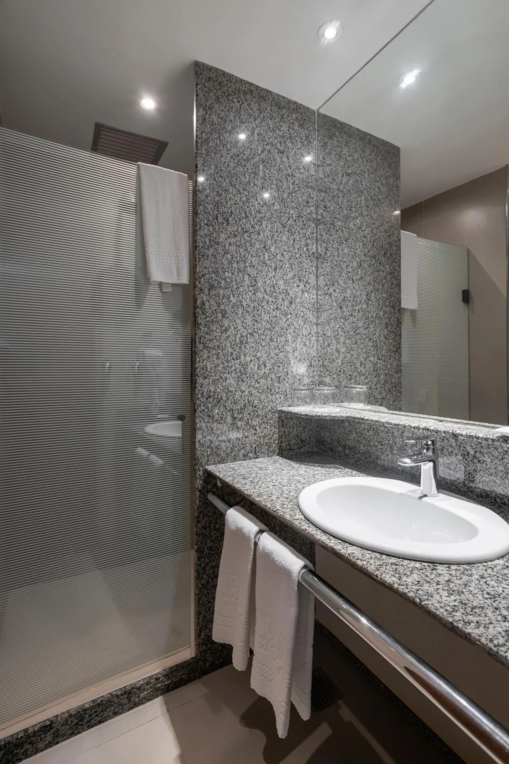 Toilet in Orla Copacabana Hotel