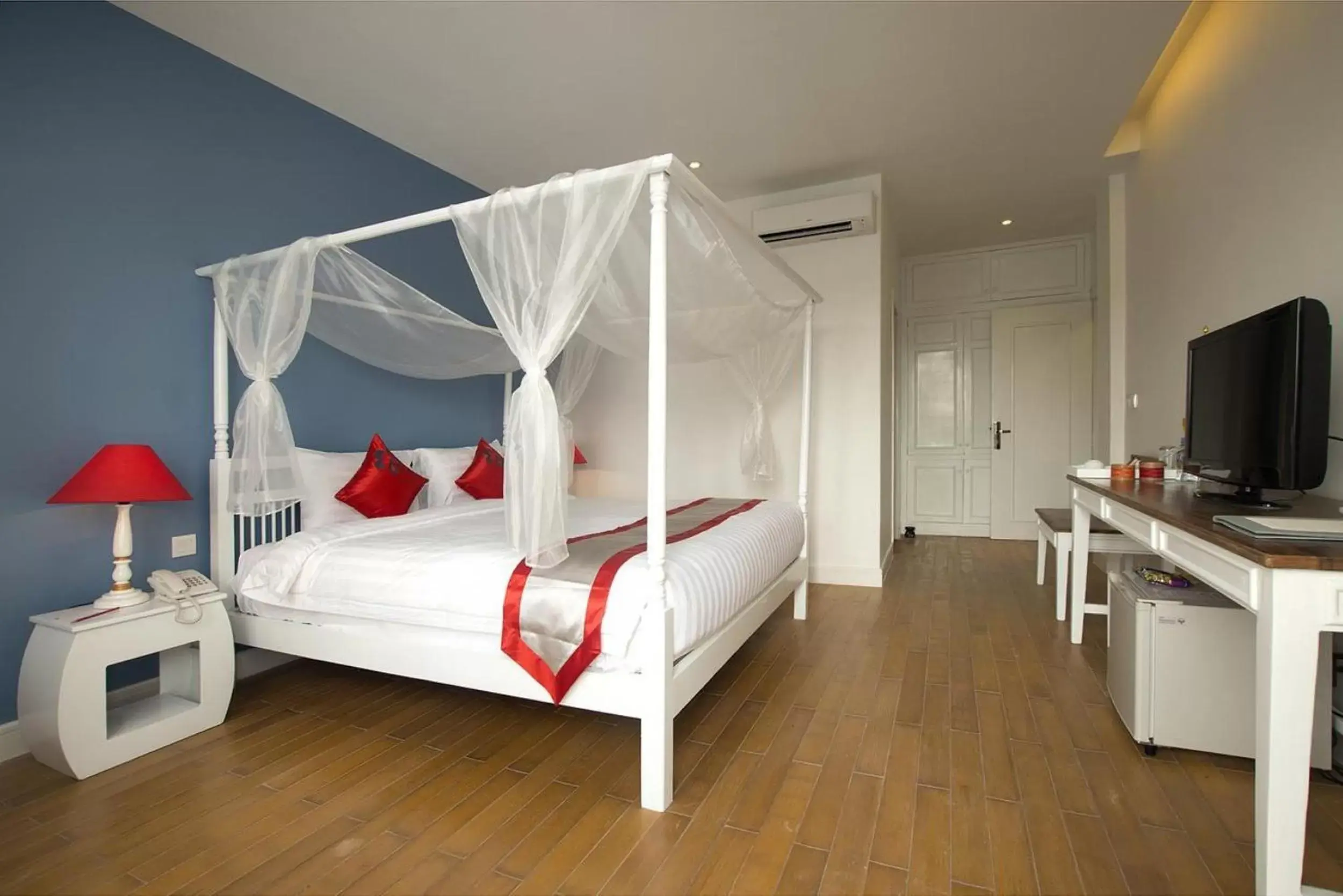 Bedroom in The Frangipani Royal Palace Hotel