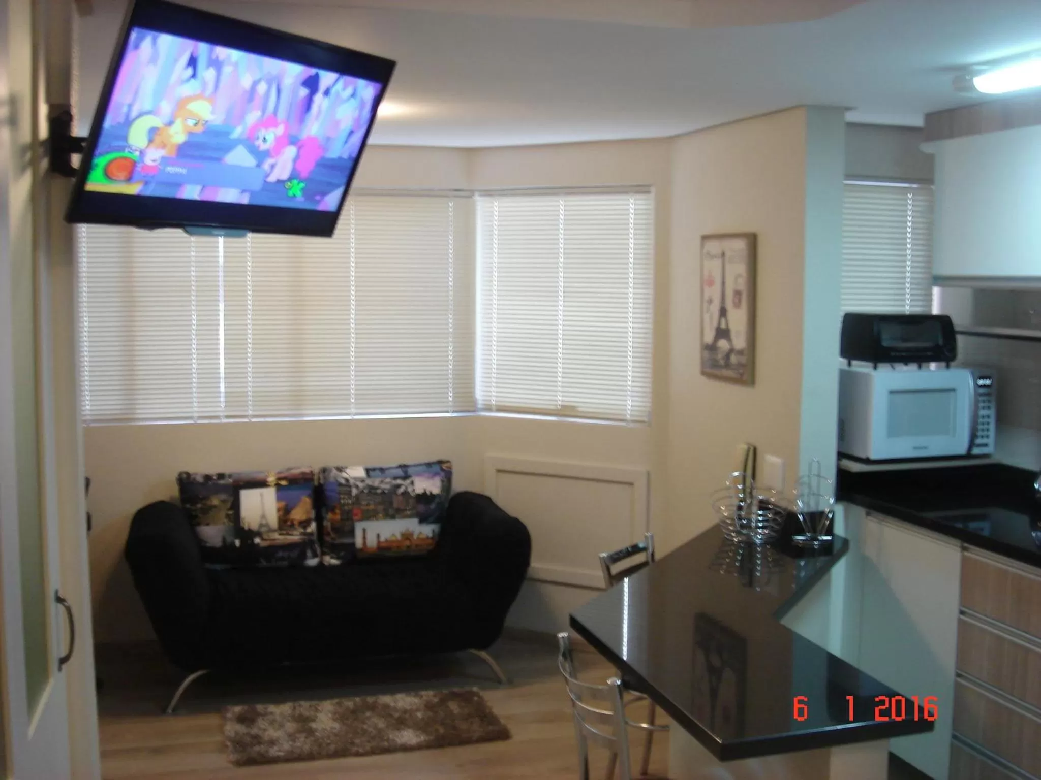 TV/Entertainment Center in Wall Street Flat Service