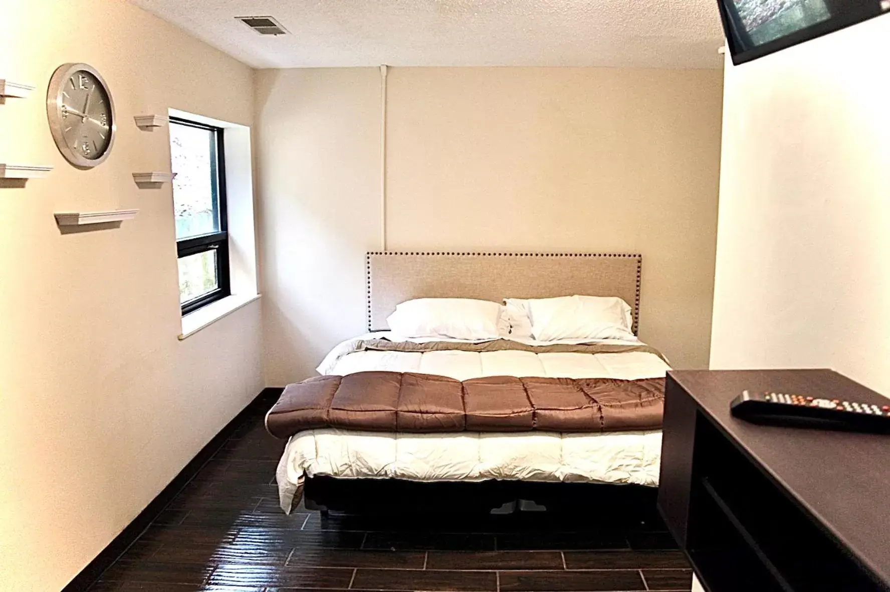 Bedroom, Bed in Pine Mountain Inn