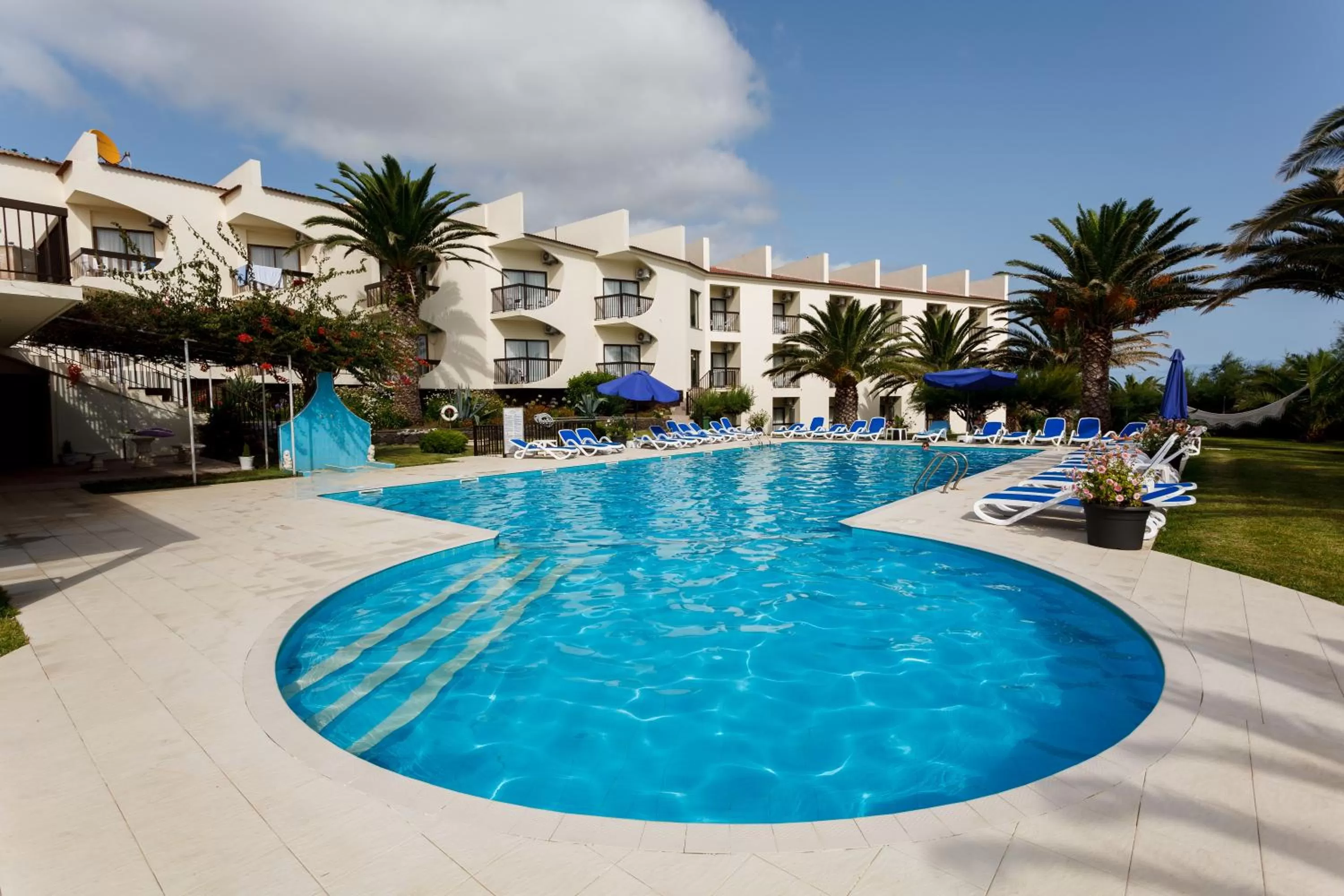 Swimming pool in Hotel Sao Jorge Garden