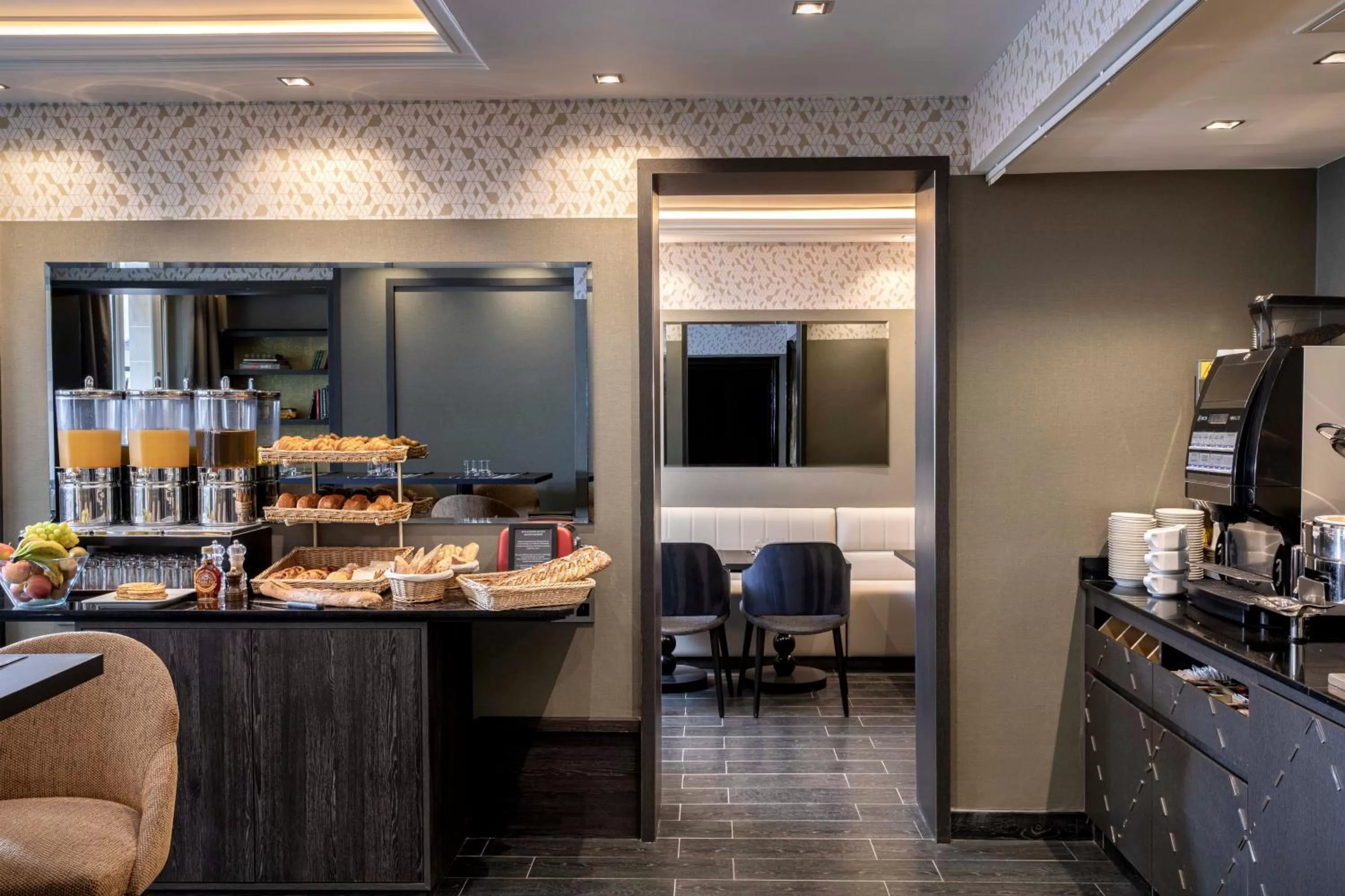 Food and drinks in Daunou Opéra