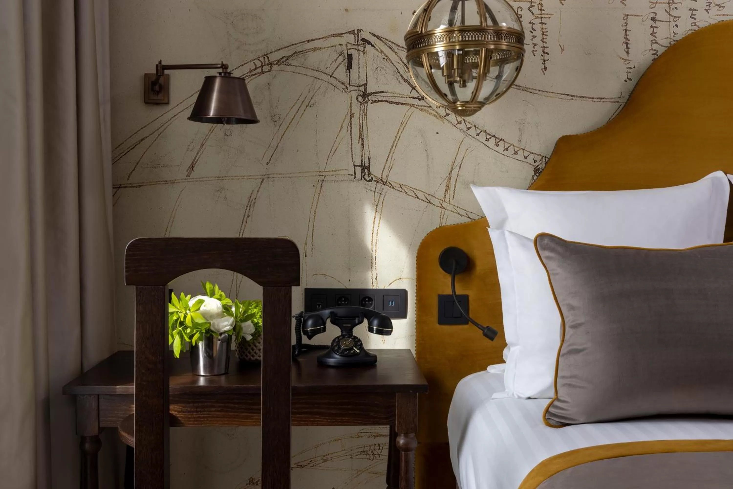 Seating area, Bed in Hôtel Vinci Due & Spa