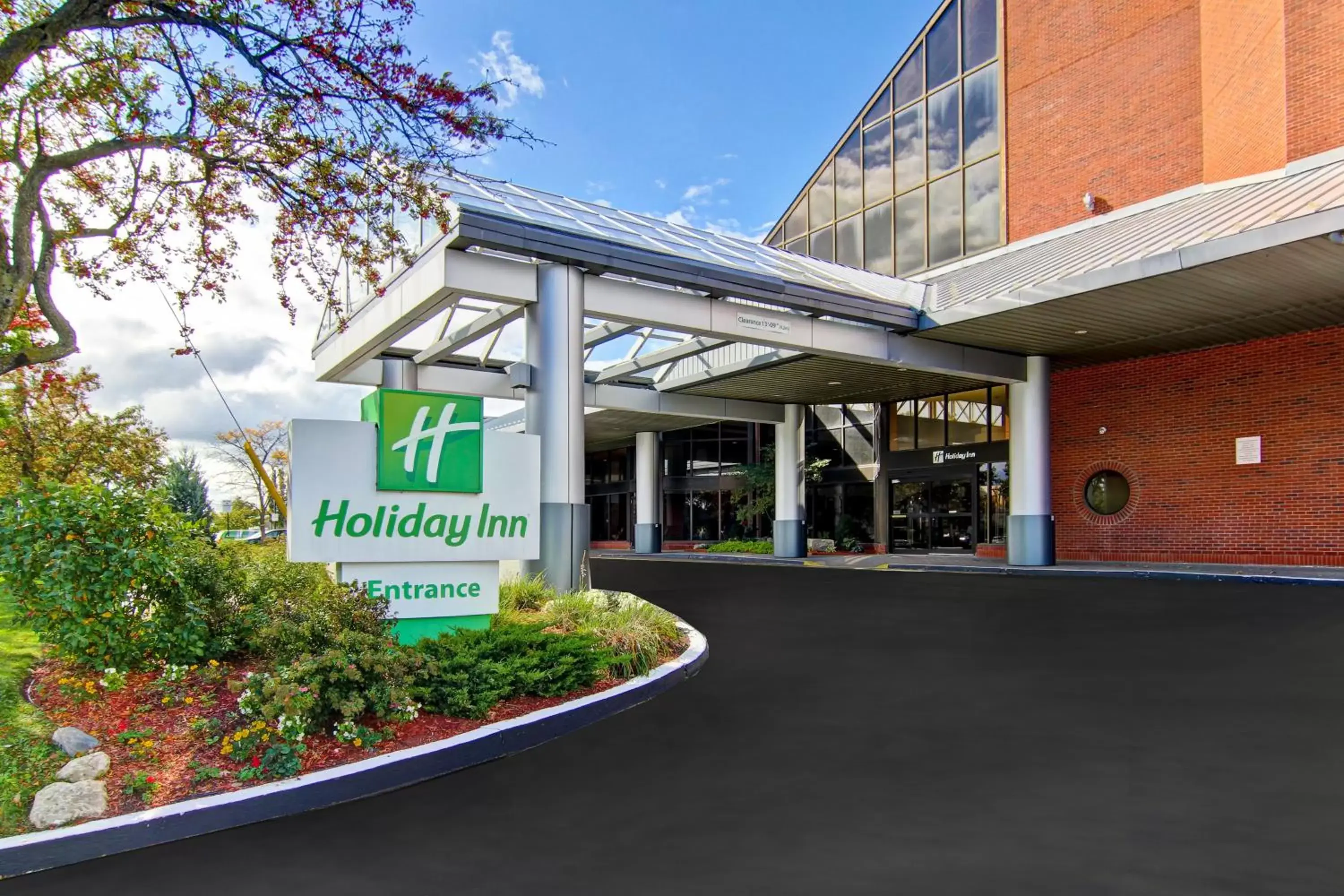 Property building in Holiday Inn Oakville Centre, an IHG Hotel
