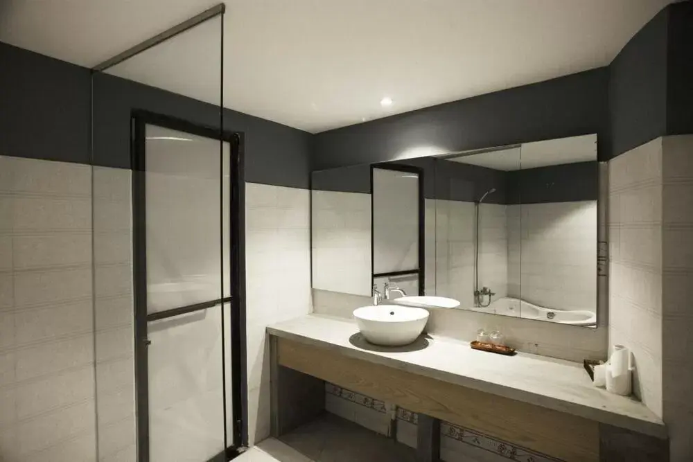 Bathroom in Hoàng Phi Hotel