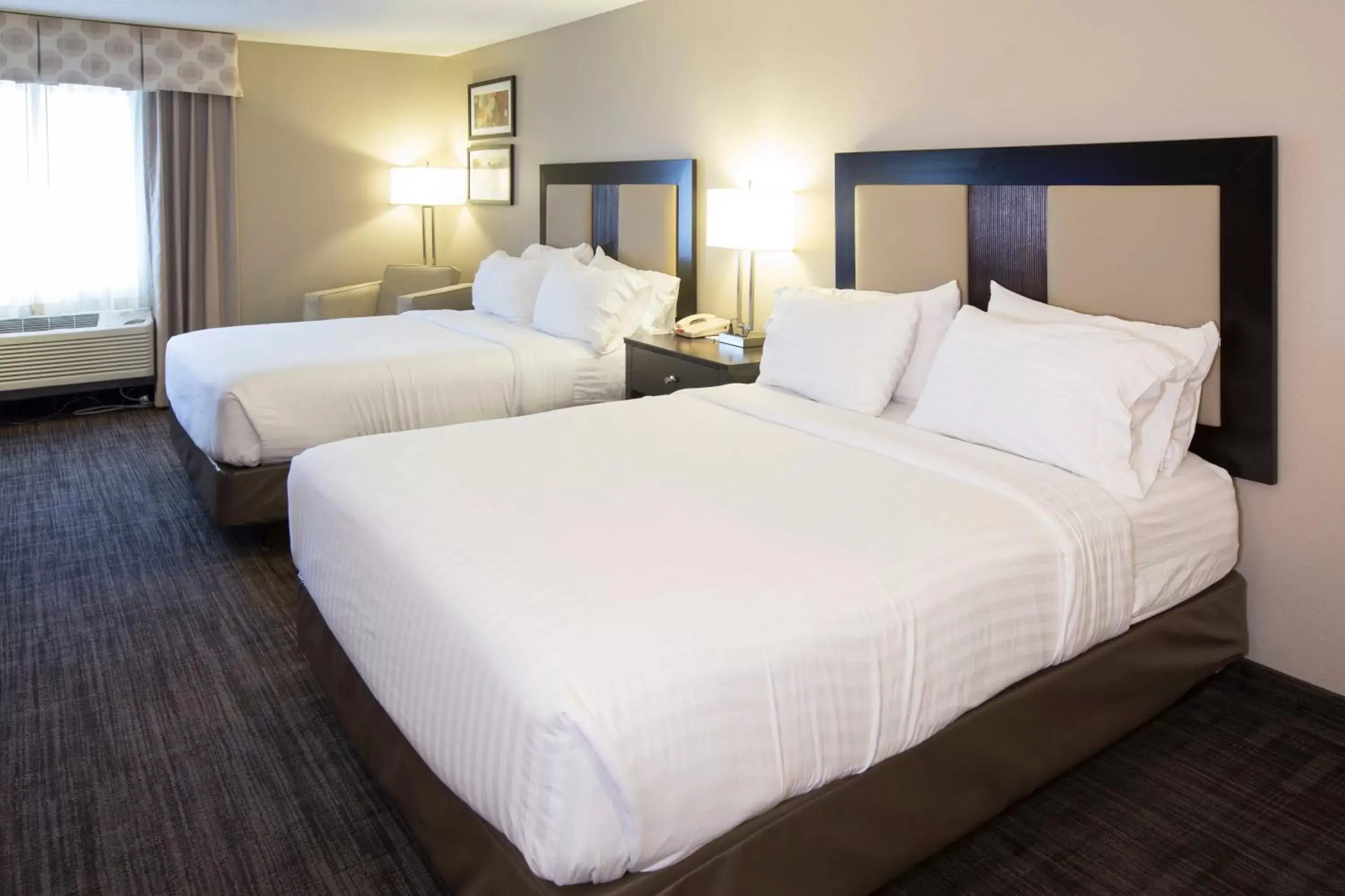 Photo of the whole room, Bed in Holiday Inn Express Hotel & Suites-Saint Joseph, an IHG Hotel