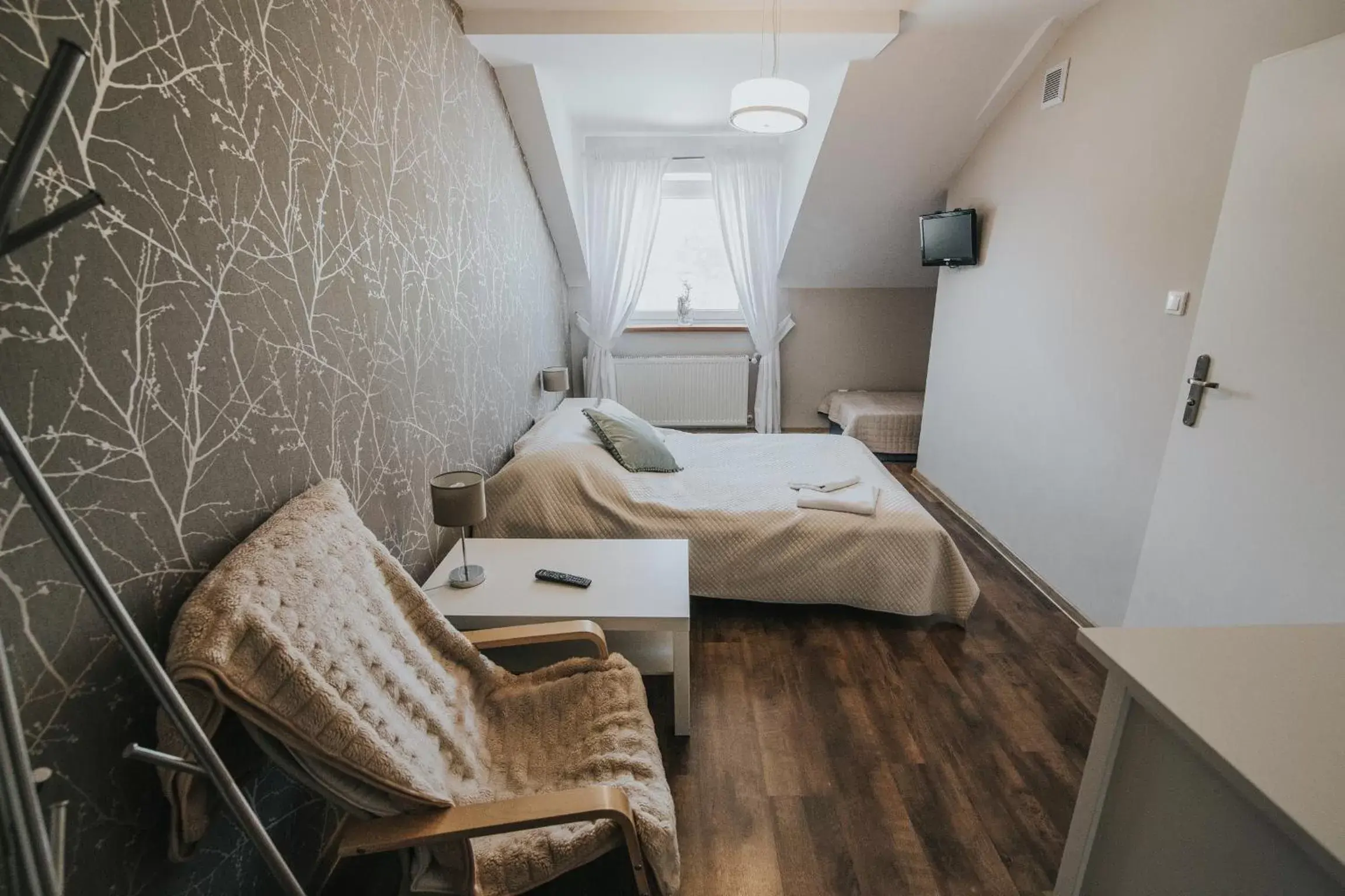 Deluxe Double Room with Shower in GOŚCINIEC ZACISZE - pokoje & restauracja blisko A2 Dąbie - Uniejów Deluxe Double Room with Shower in GOŚCINIEC ZACISZE - pokoje & restauracja blisko A2 Dąbie - Uniejów