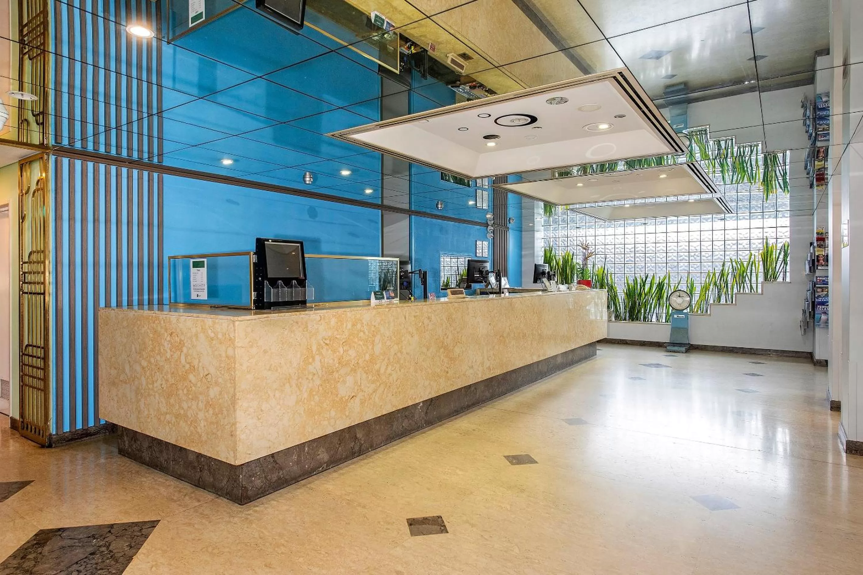 Lobby or reception in Quality Hotel Ambassador Perth