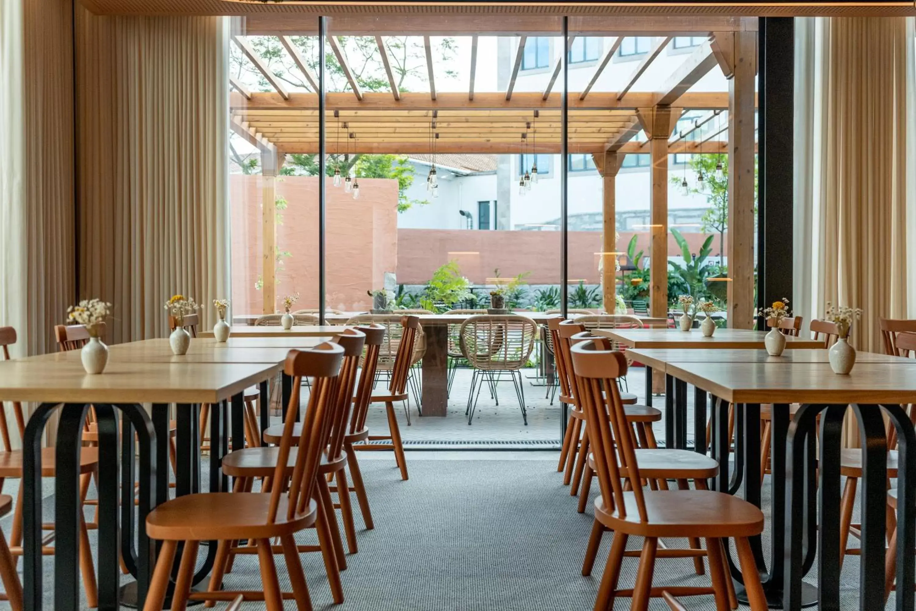 Restaurant/places to eat in The Editory Garden Porto Hotel Restaurant/places to eat in The Editory Garden Porto Hotel