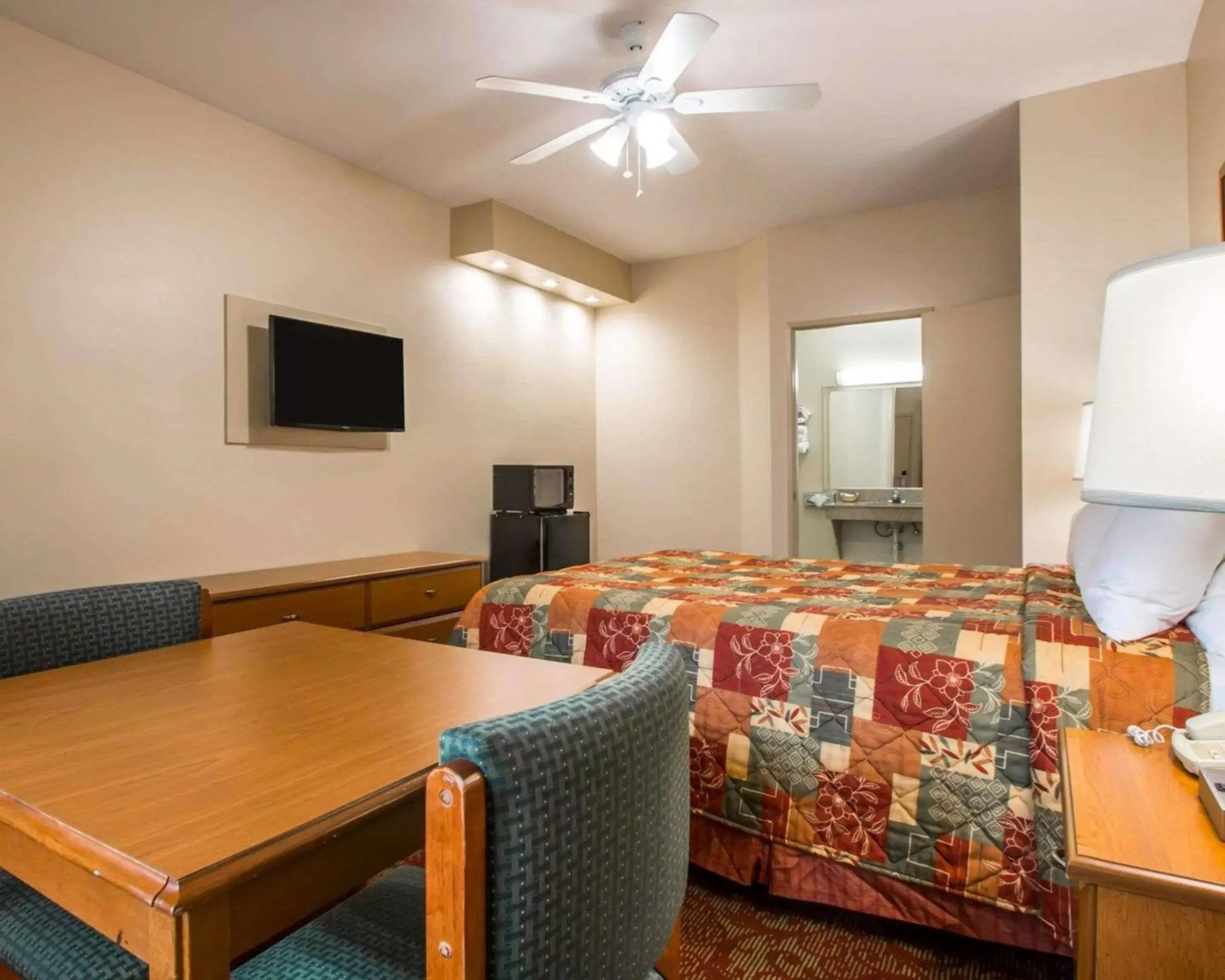 Photo of the whole room, Dining Area in Rodeway Inn Encinitas North