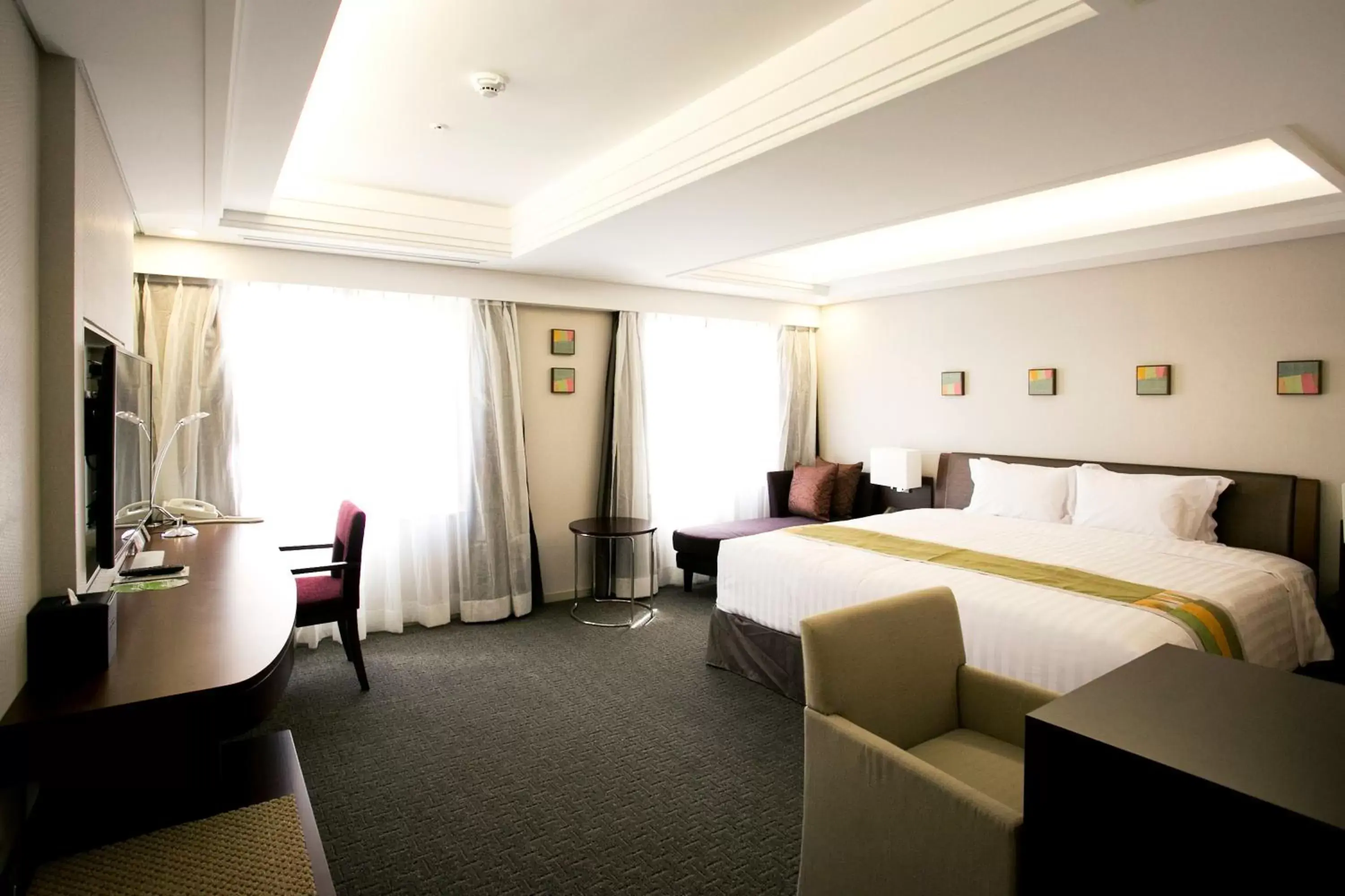 Deluxe Double Room with Bath in Seoul Garden Hotel