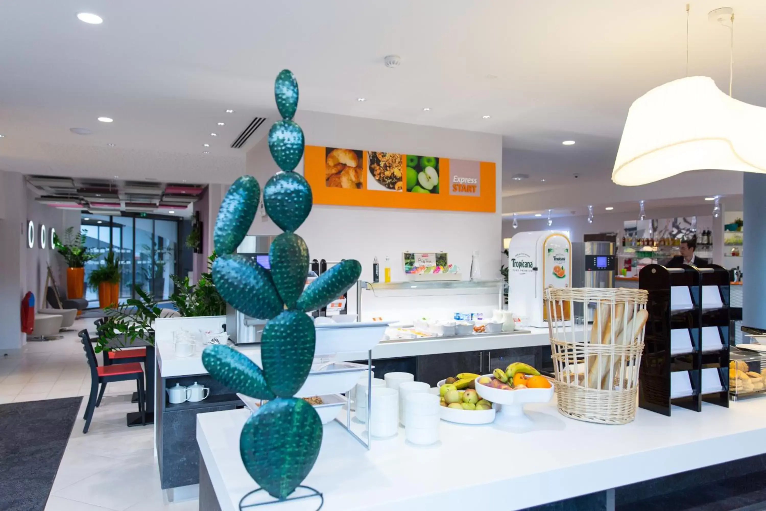 Breakfast, Restaurant/Places to Eat in Holiday Inn Express Toulon - Est, an IHG Hotel