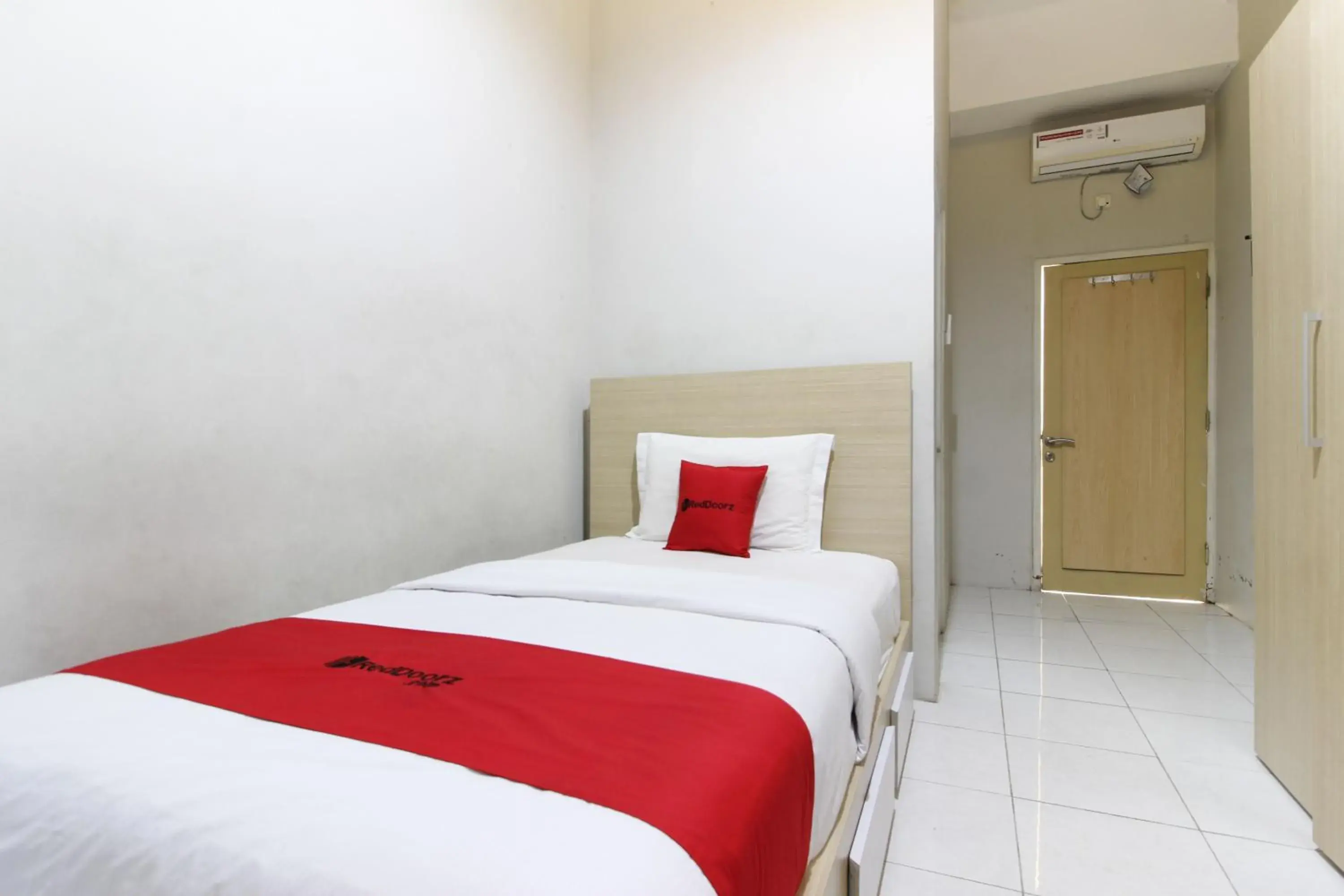 Bedroom, Bed in RedDoorz Plus near UPN Jogjakarta 2