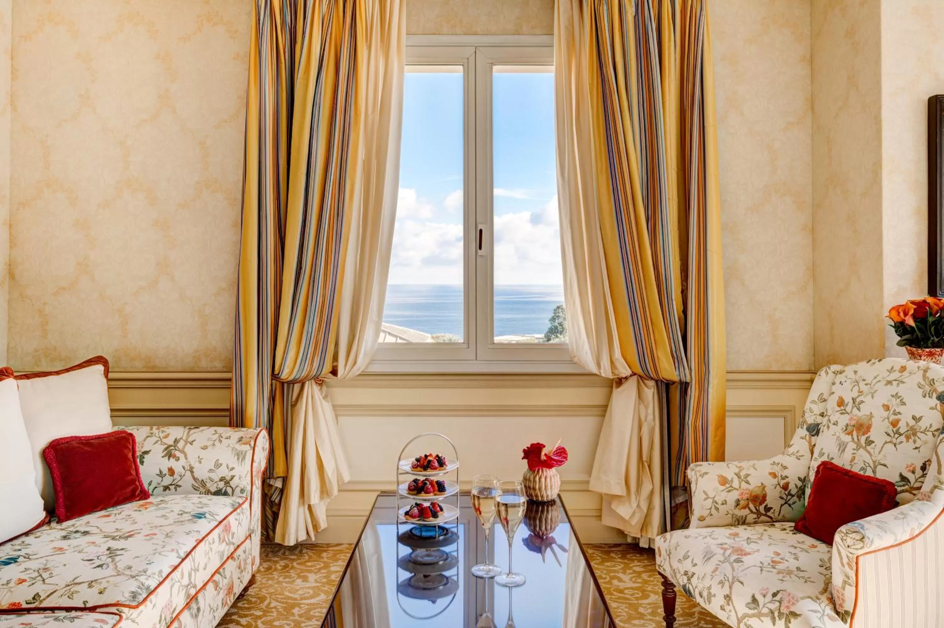 Seating area, Bed in Hôtel Métropole Monte-Carlo - Spa Guerlain