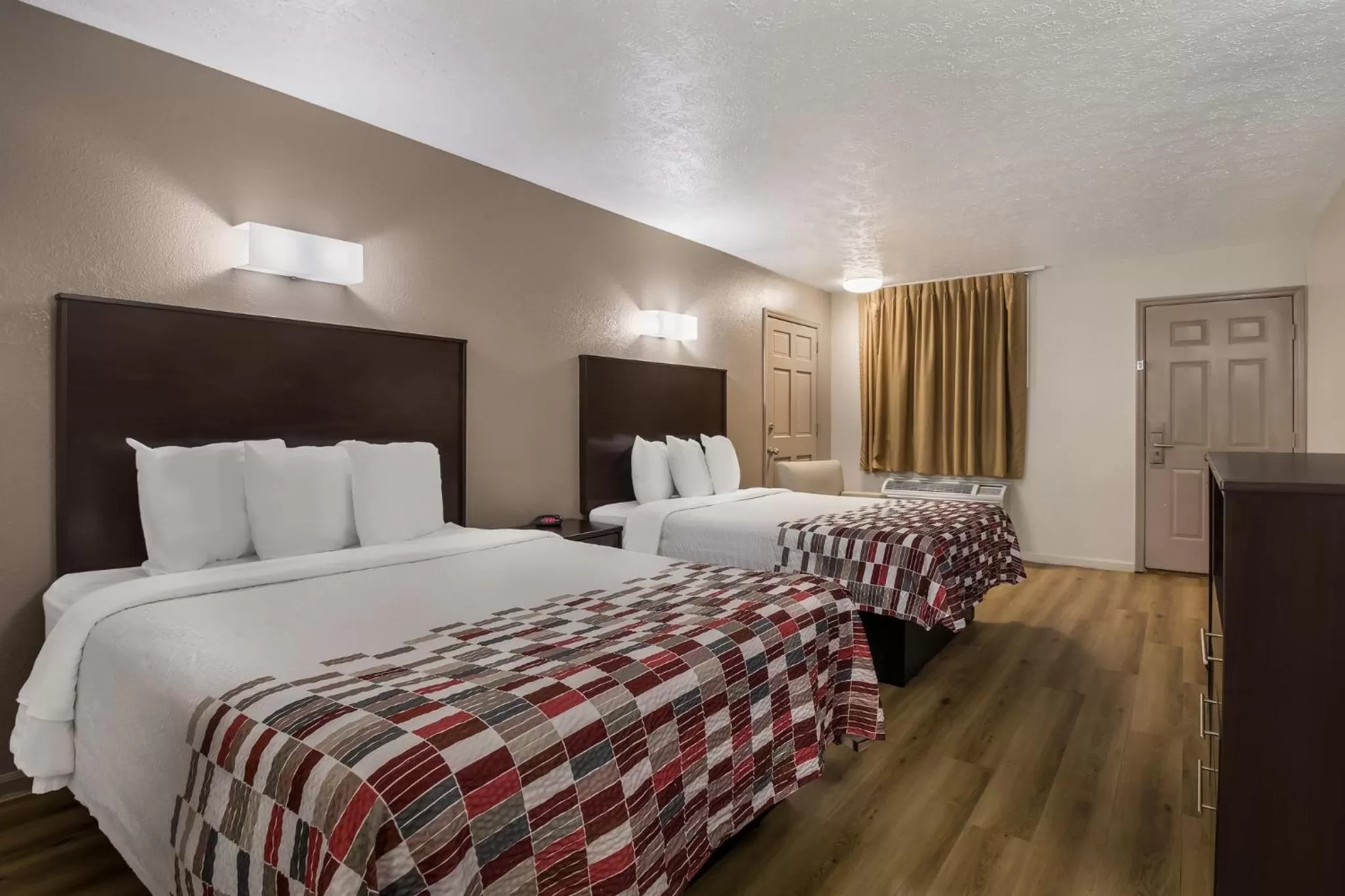 Photo of the whole room, Bed in Red Roof Inn Crossville