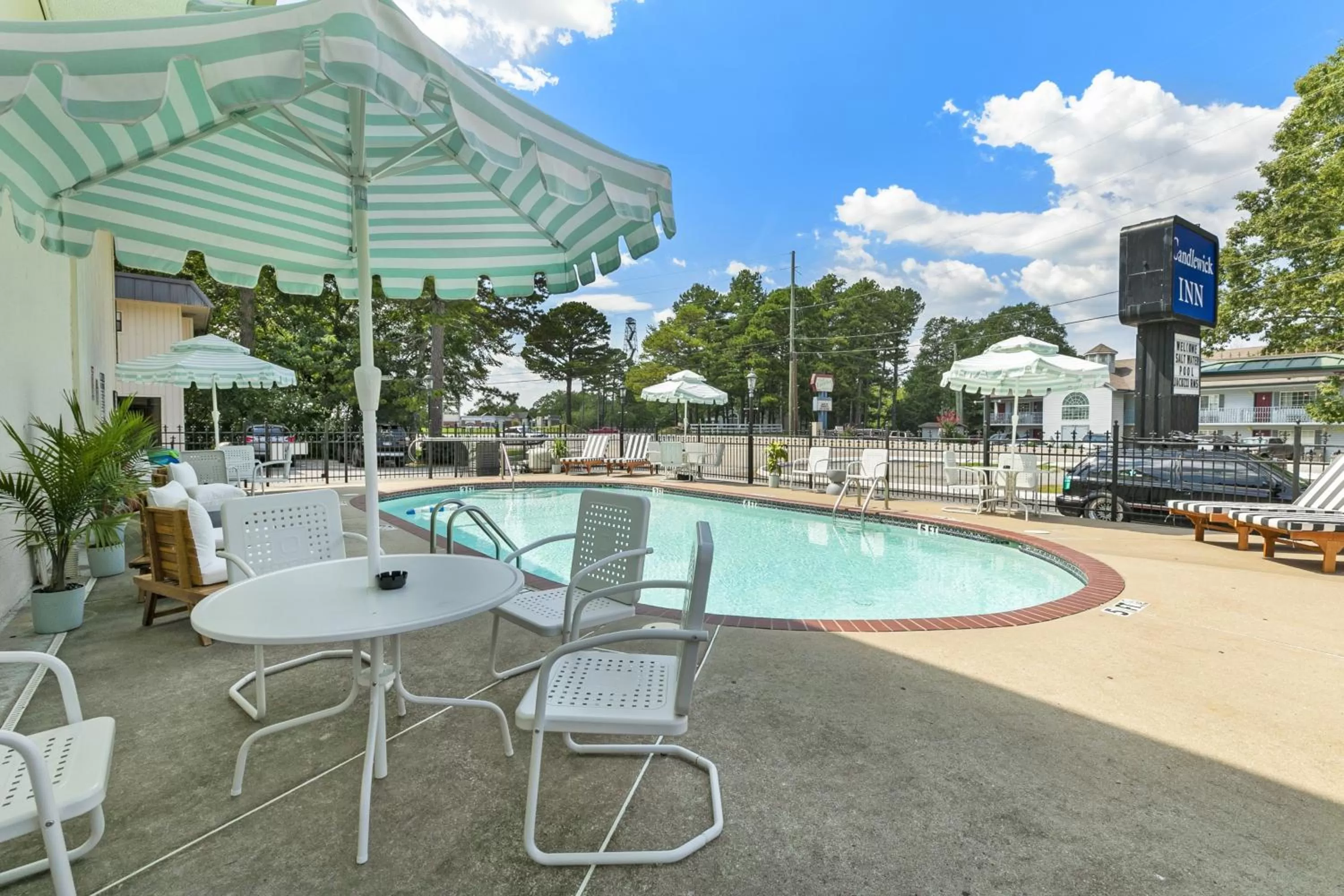 Swimming pool in Candlewick Inn and Suites