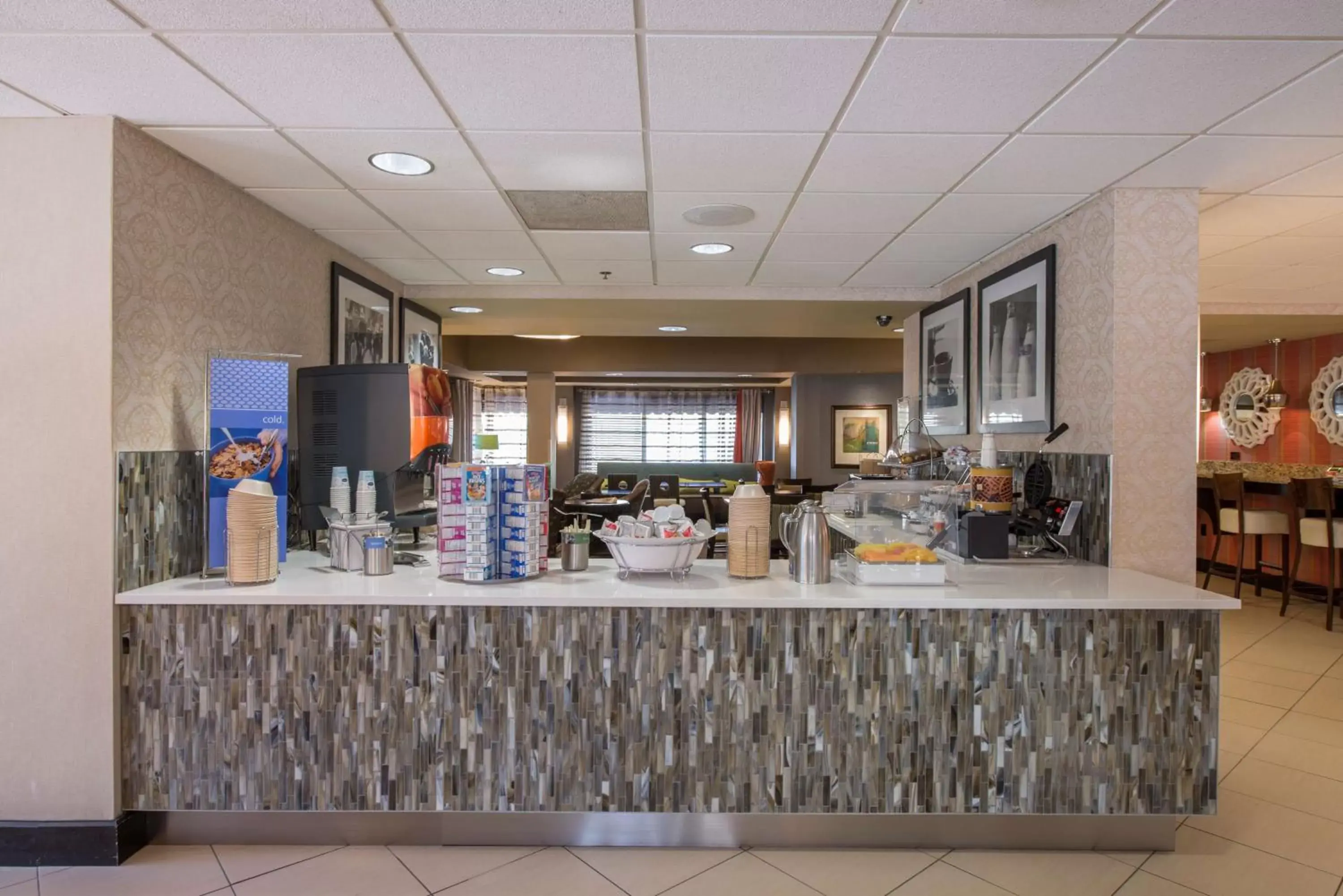 Dining area in Hampton Inn Atlanta-Newnan