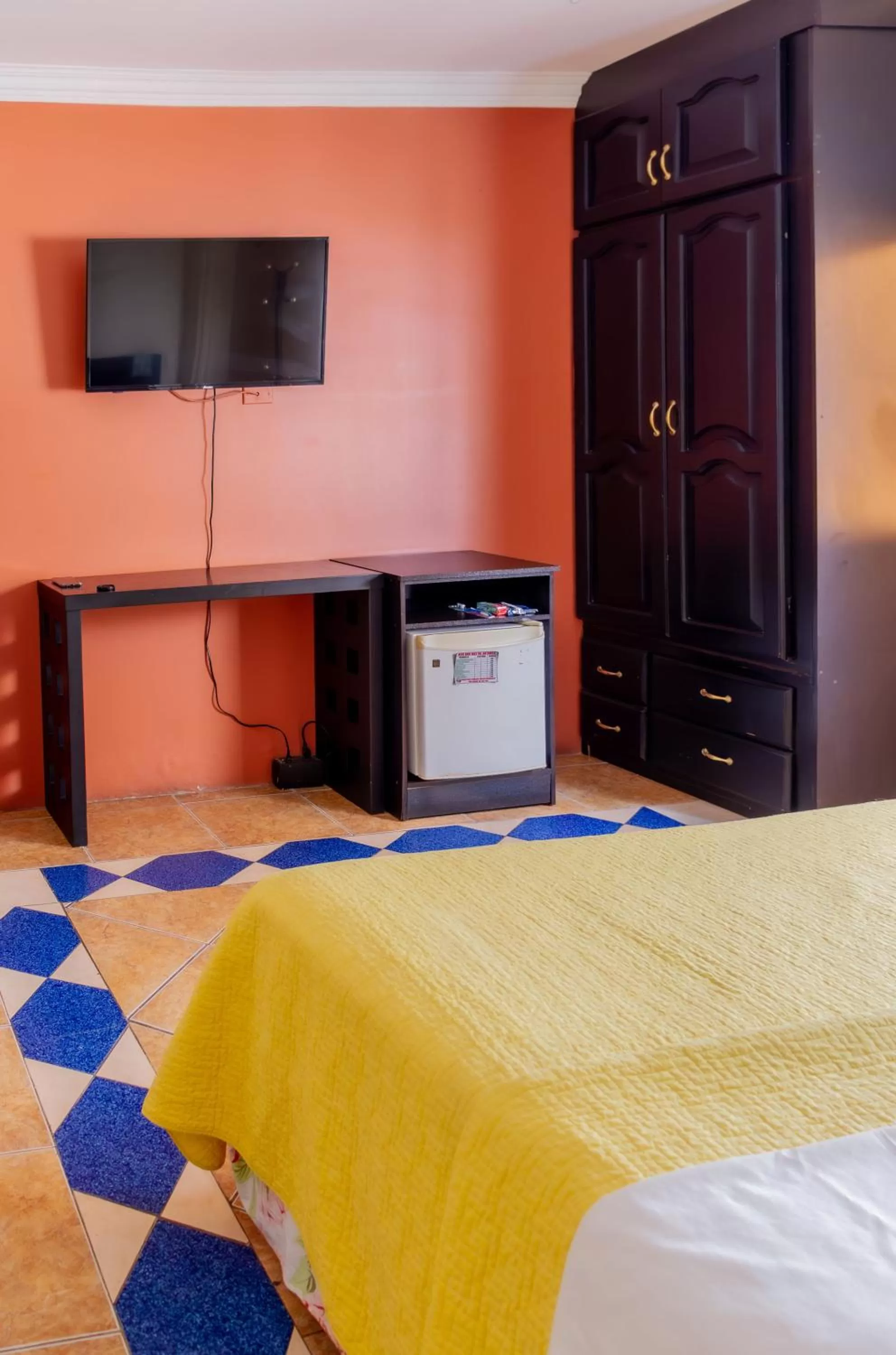 TV and multimedia, Bed in Hostal Antares